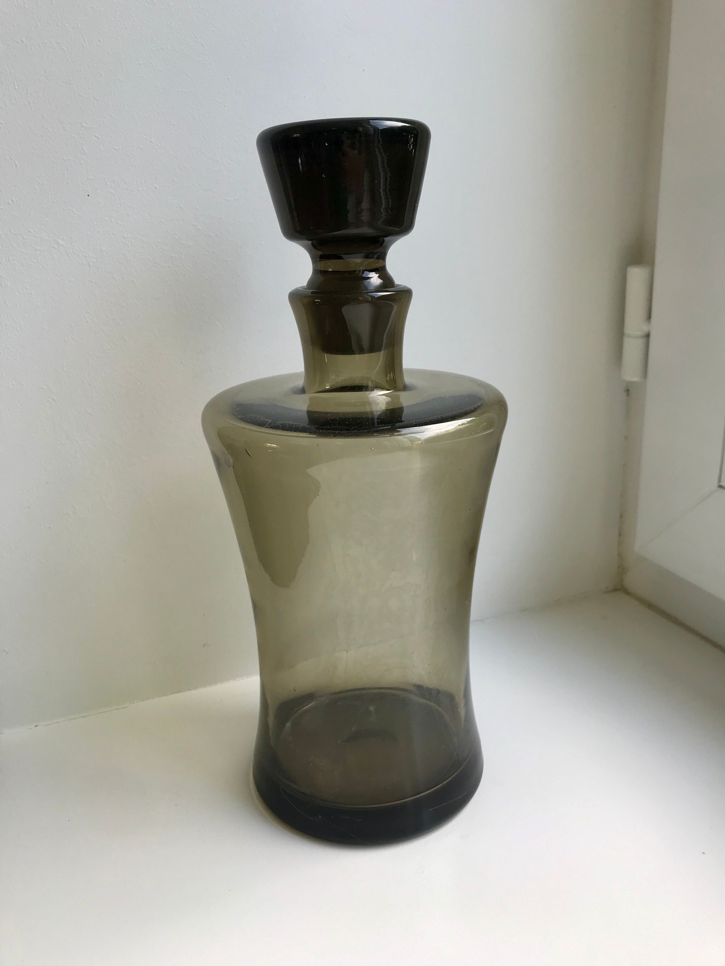 Carafe en verre fumé années 70