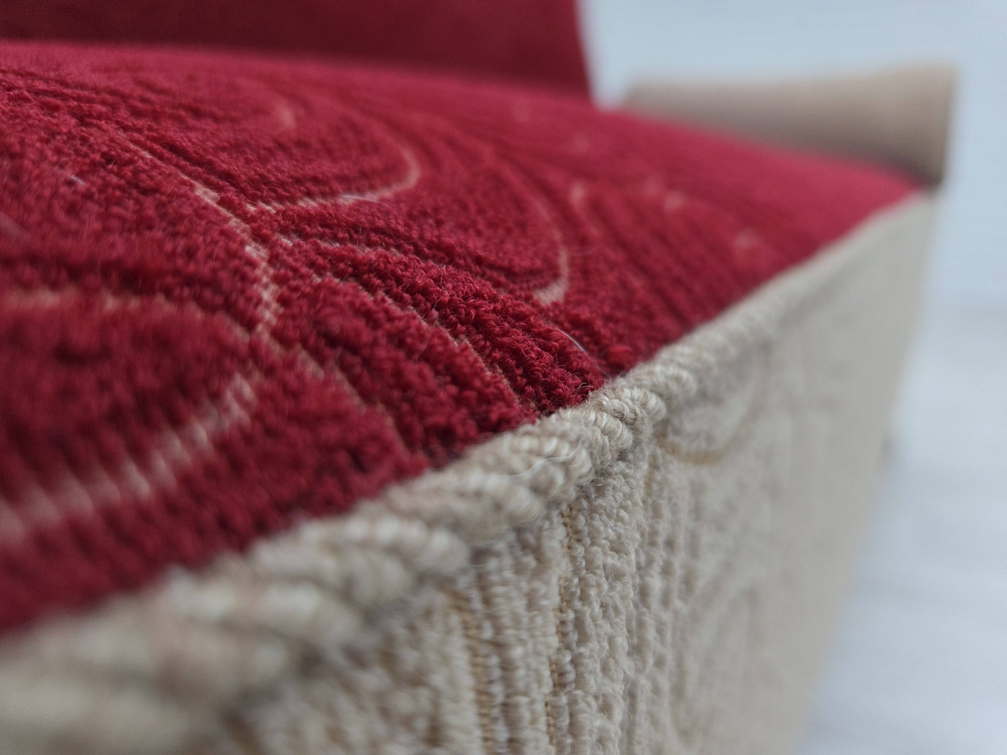 Canapé-lit danois des années 1950, laine d'ameublement rouge/beige, pieds en bois de frêne.
