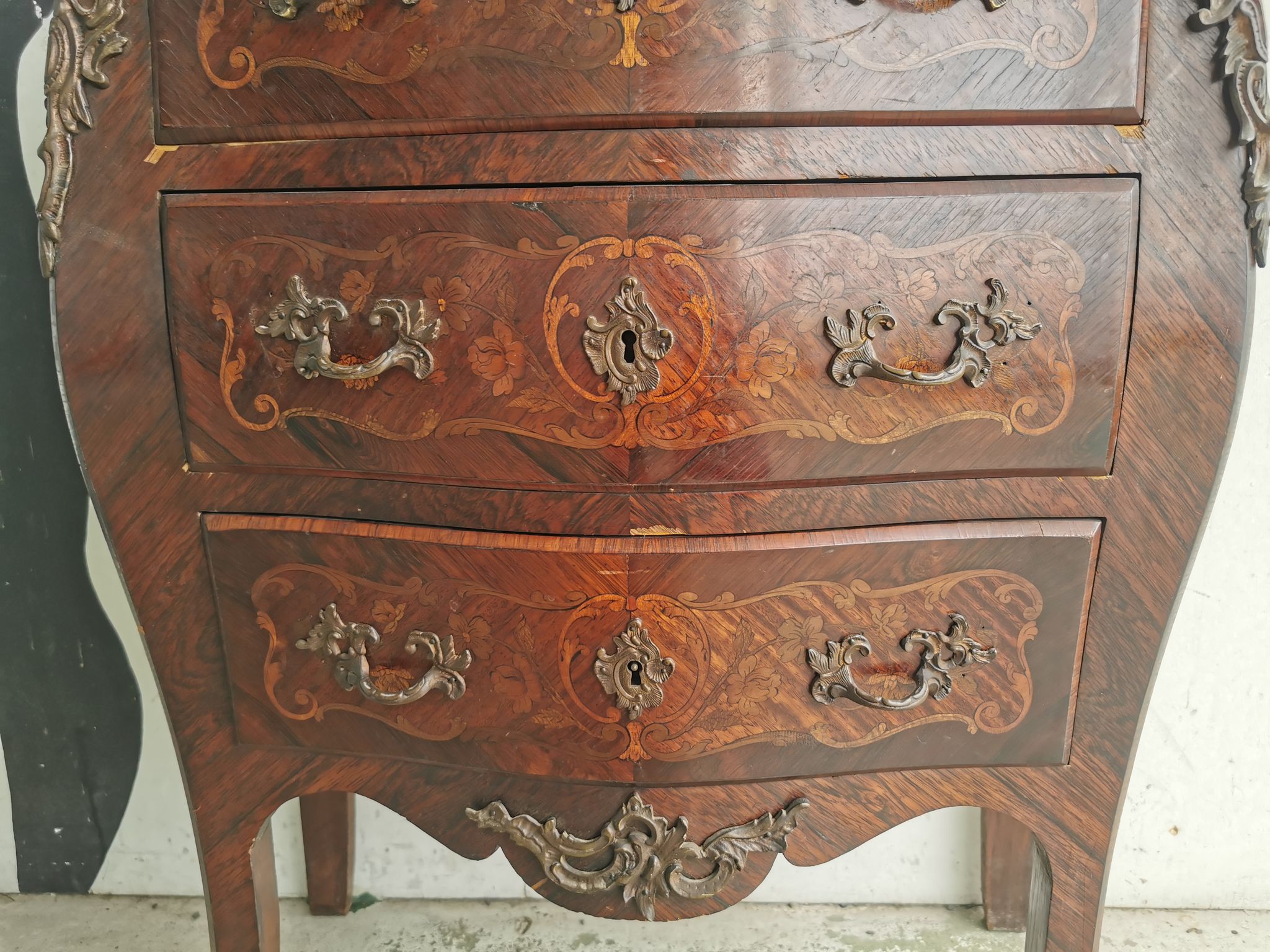 Commode galbee debut xxe marquetee bois de rose plateau marbre
