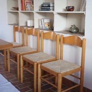 4 chaises en pin massif, assises paillées, dossier chantourné