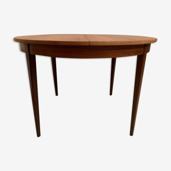 Scandinavian round teak dining table from the 60s extendable