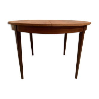 Scandinavian round teak dining table from the 60s extendable