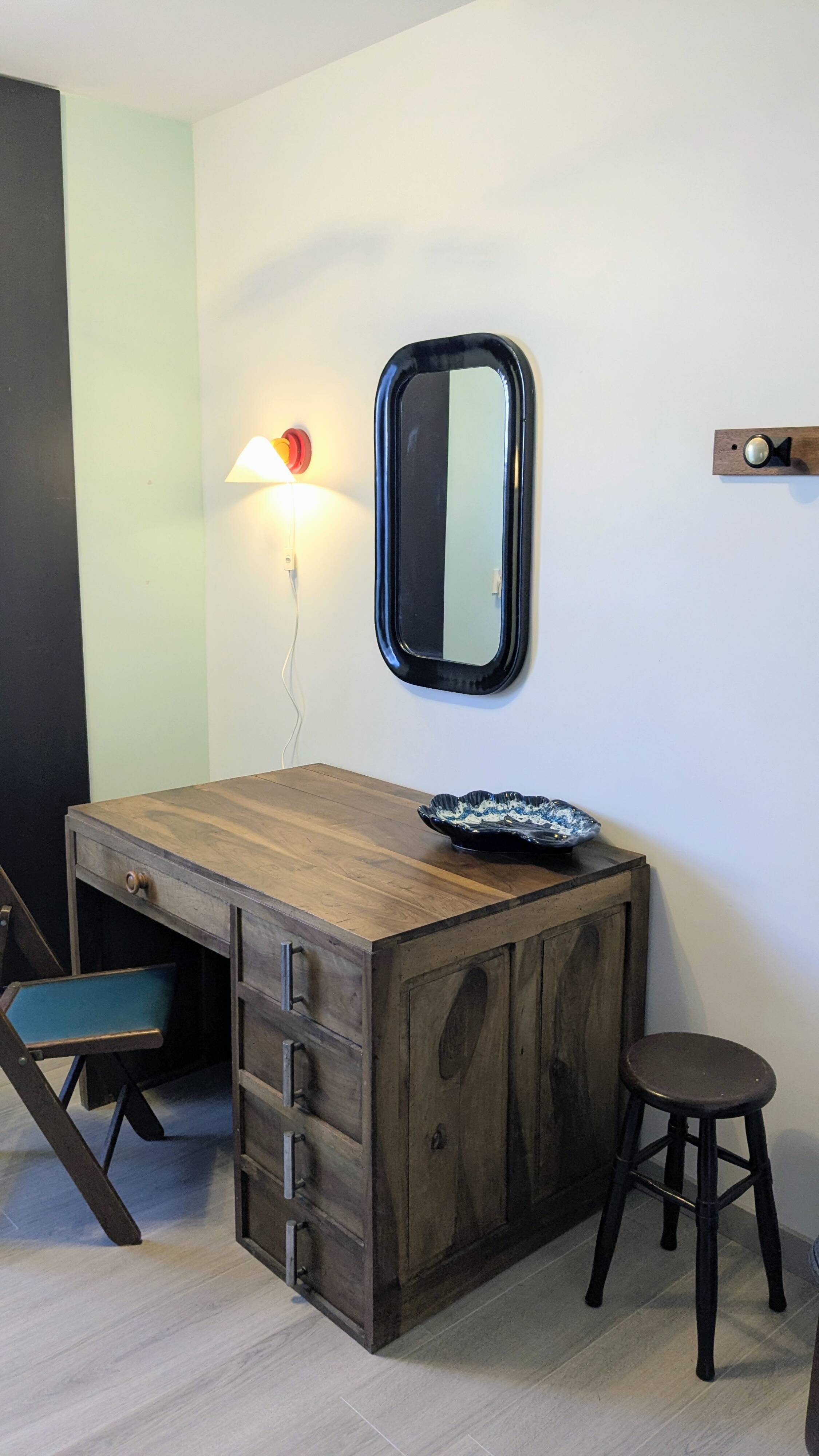 Miroir vintage noir aux angles arrondis