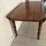 Extendable solid wood table
