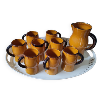 Carafe et 8 chopes/tasses