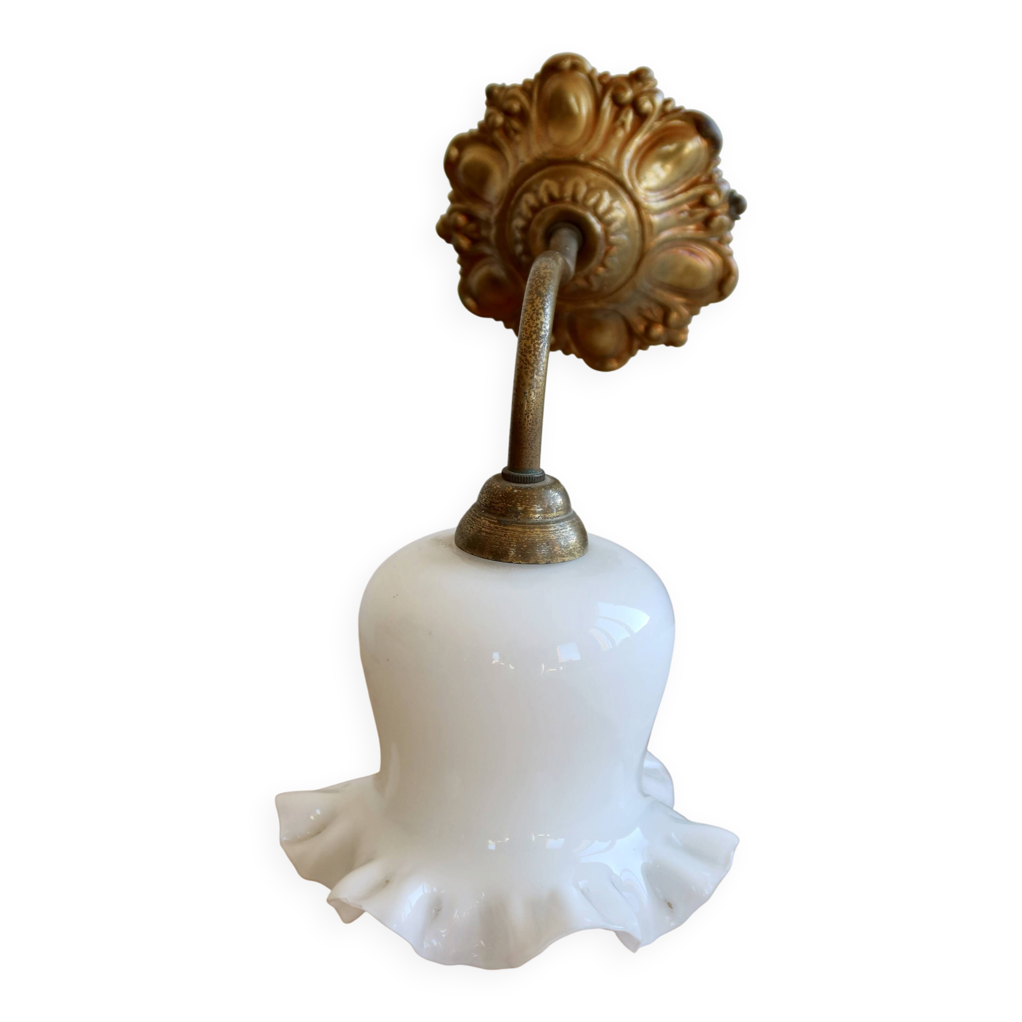 Applique murale vintage tulipe opaline blanche et laiton ciselé