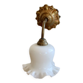 Applique murale vintage tulipe opaline blanche et laiton ciselé