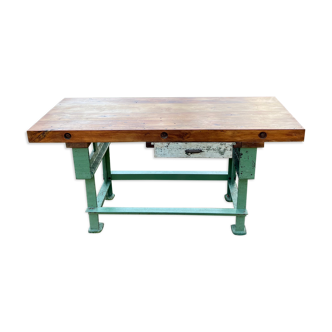 Old workbench in cast iron and industrial wood