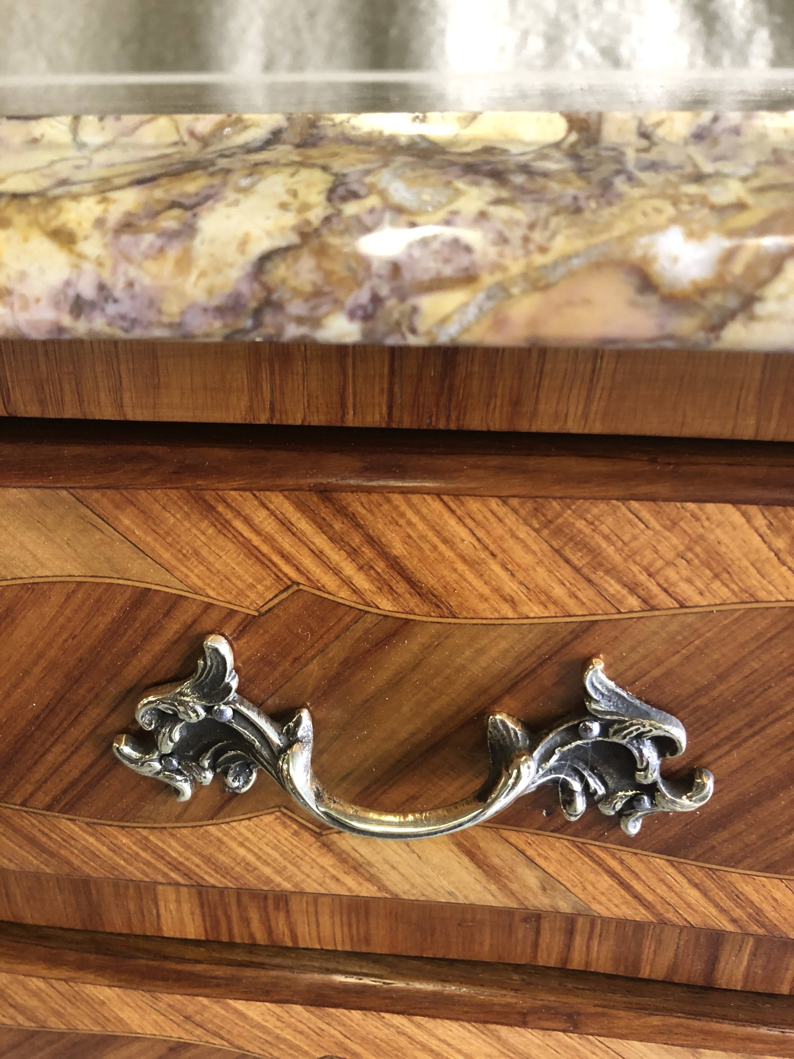 Petite commode « entre deux «