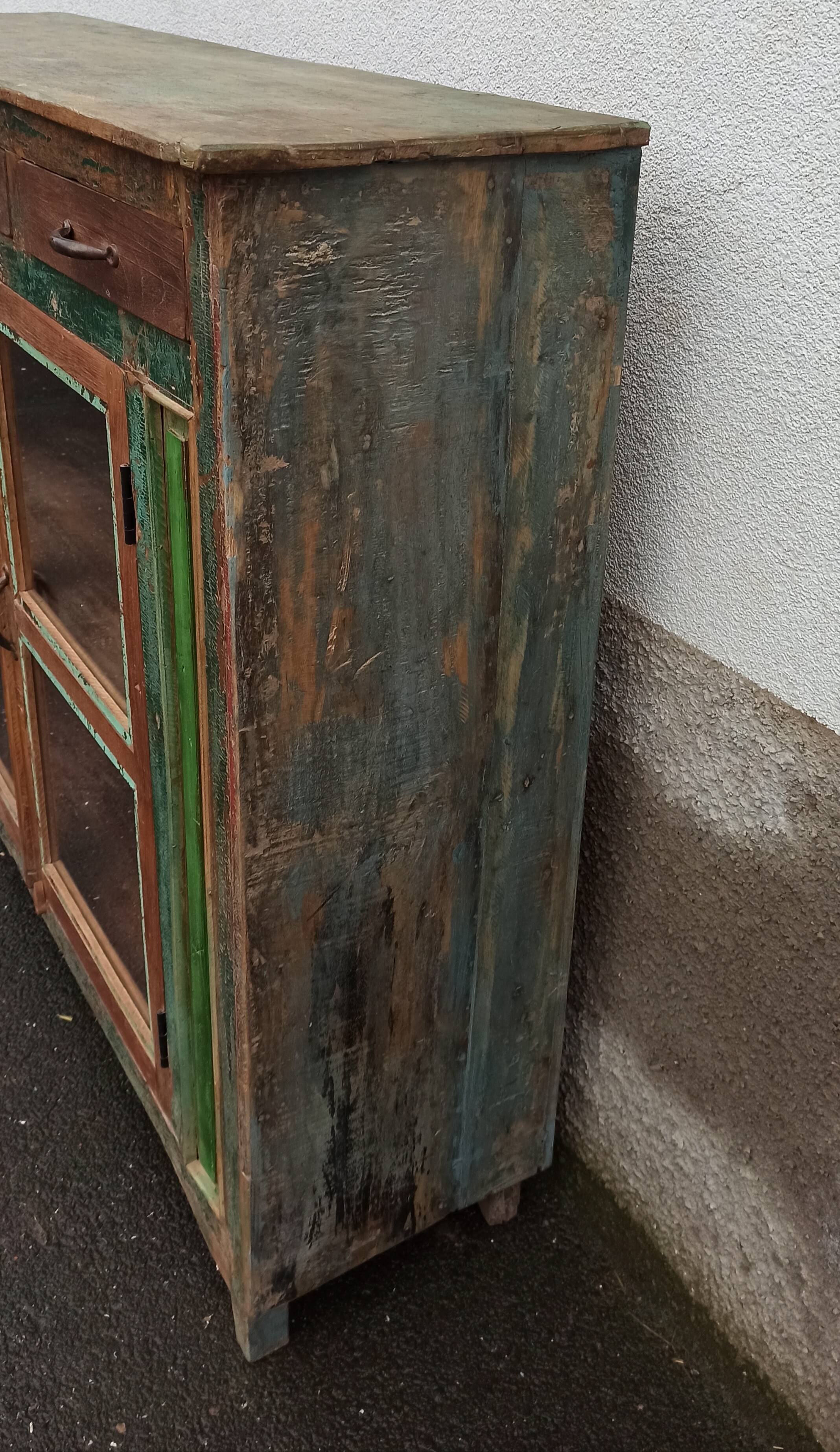 Glazed wooden sideboard with 2 doors