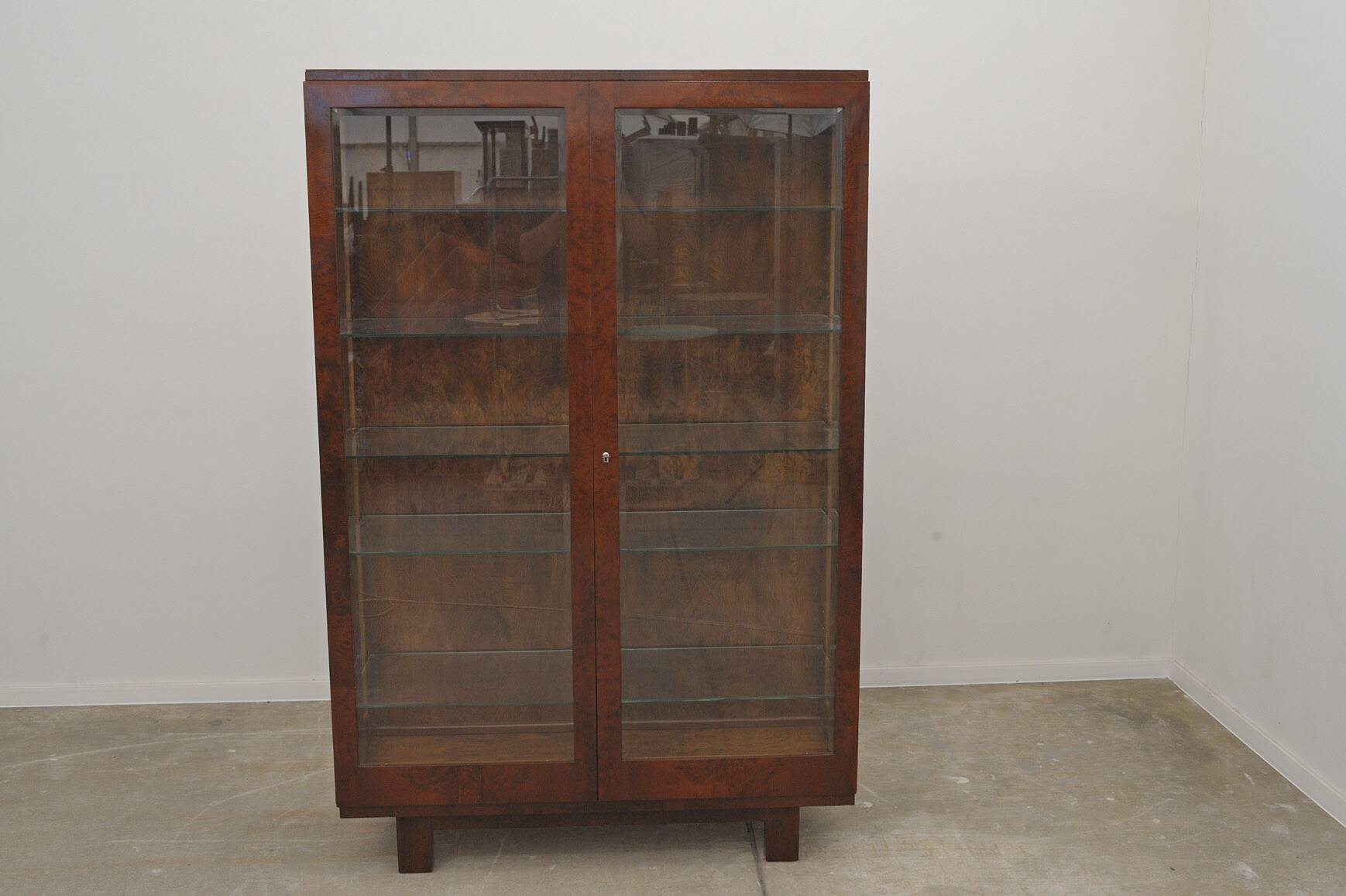 Vitrine fonctionnaliste art deco, années 1930, tchécoslovaquie