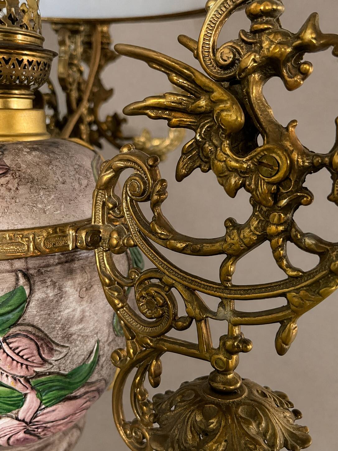 Antique lustre from the late 19th century, brass and opaline with floral decoration, 9 oil lights.