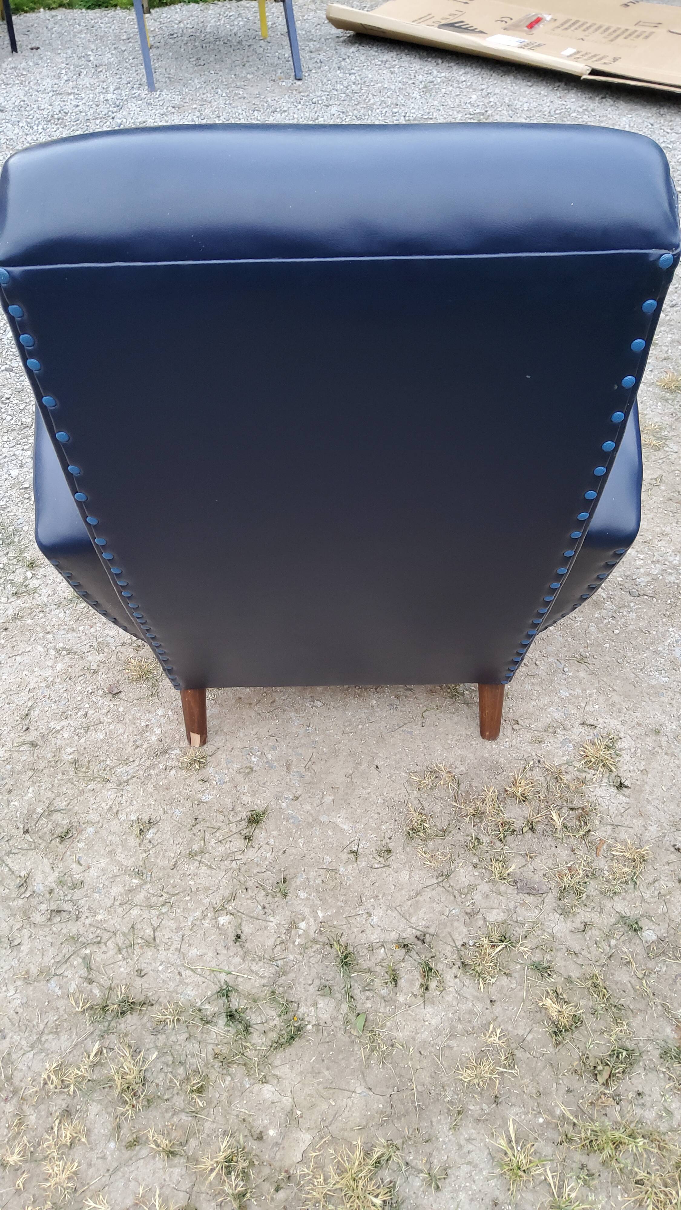 Paire de fauteuils des années 50 pieds compas recouverts de skaï bleu marine