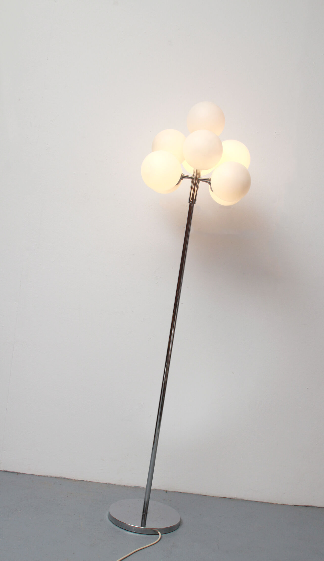 1970s floor lamp in chromed metal and opaline