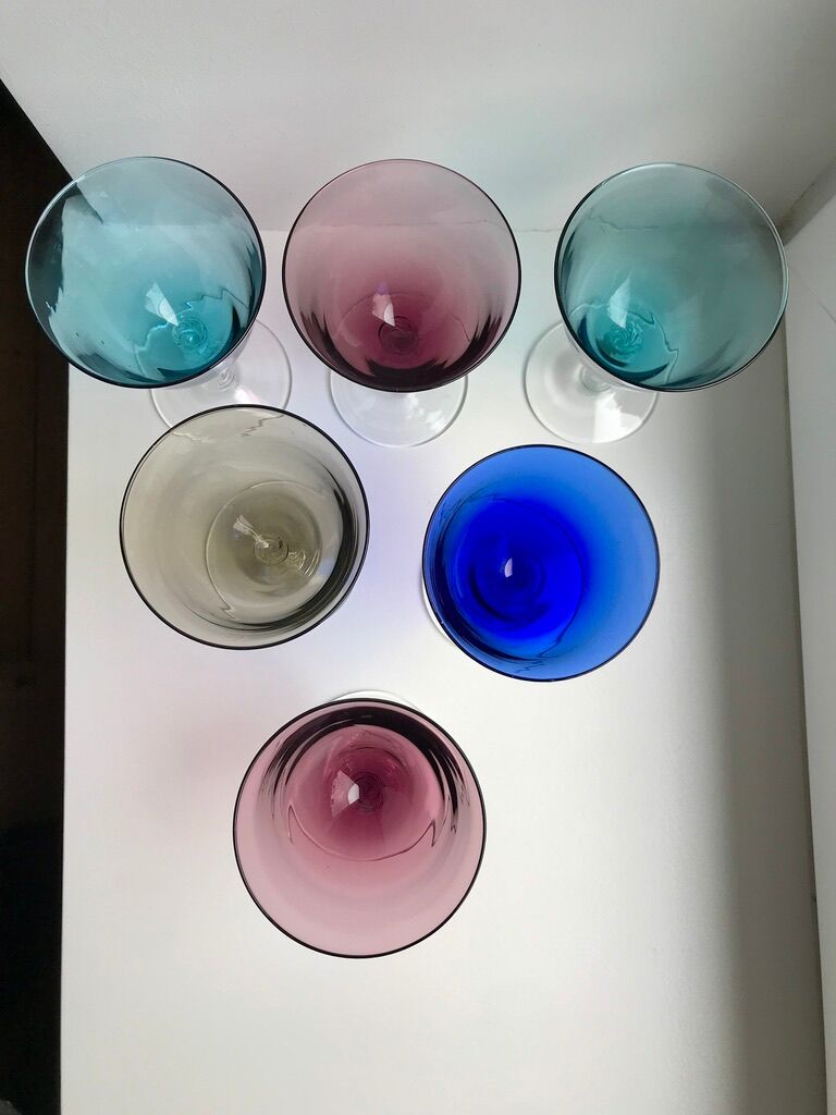 Set 6 colored wine glasses and worked feet 70s