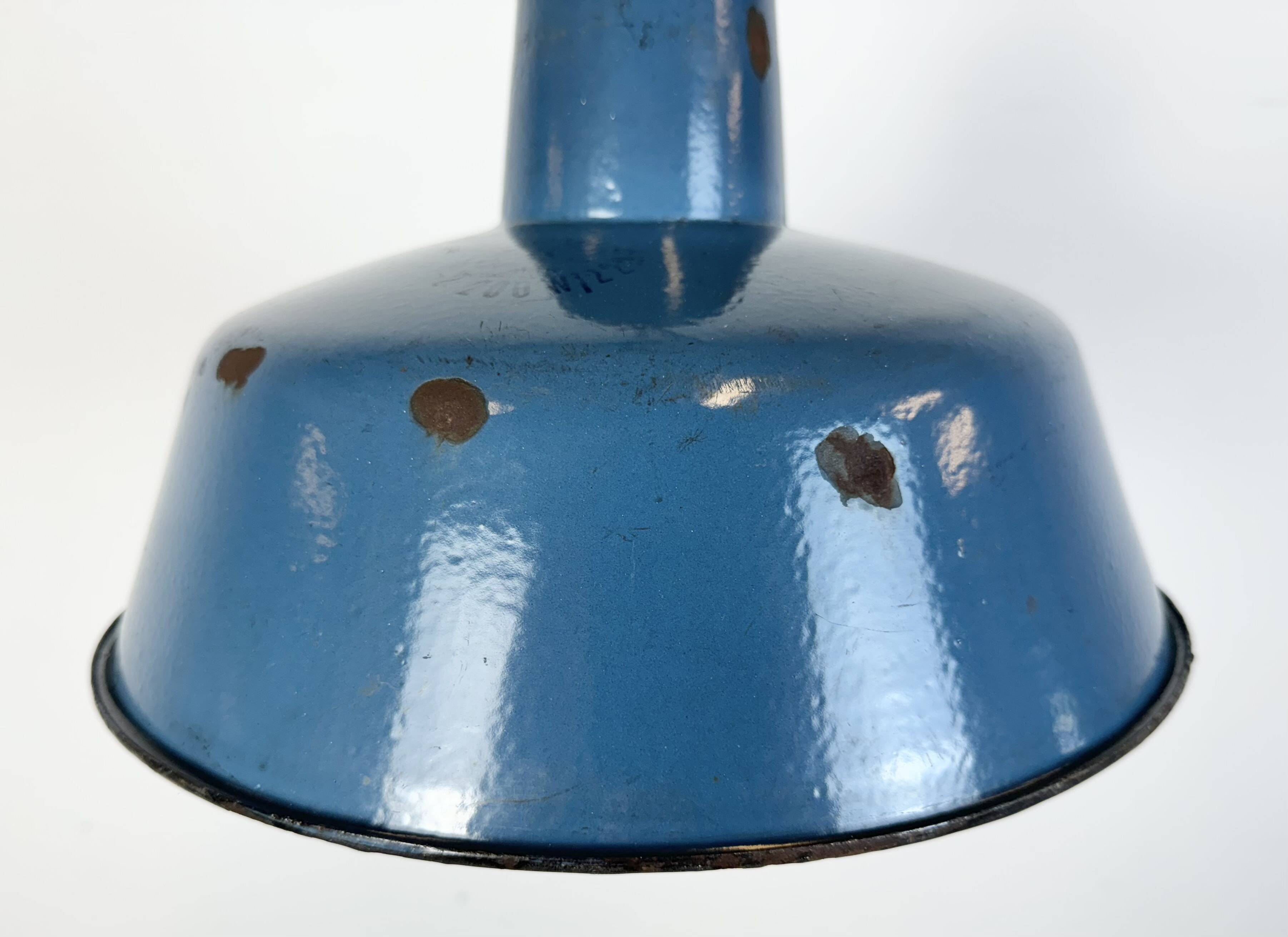 Lampe à suspension industrielle en émail bleu, années 1960