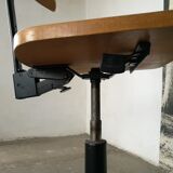 Swivel workshop chair