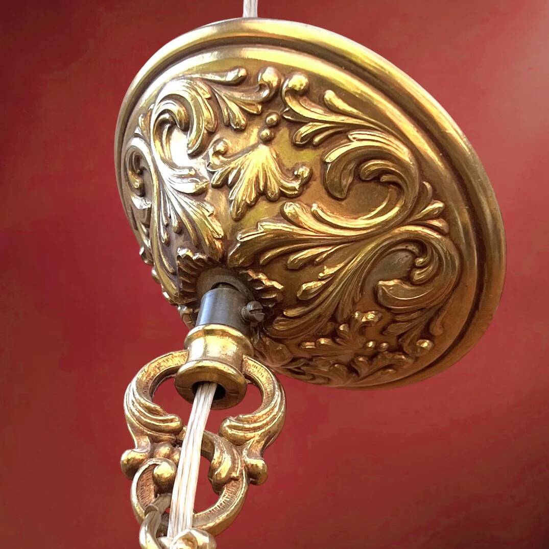 Lustre ancien en laiton doré massif style Louis XV rocaille à 8 feux – années 50 70