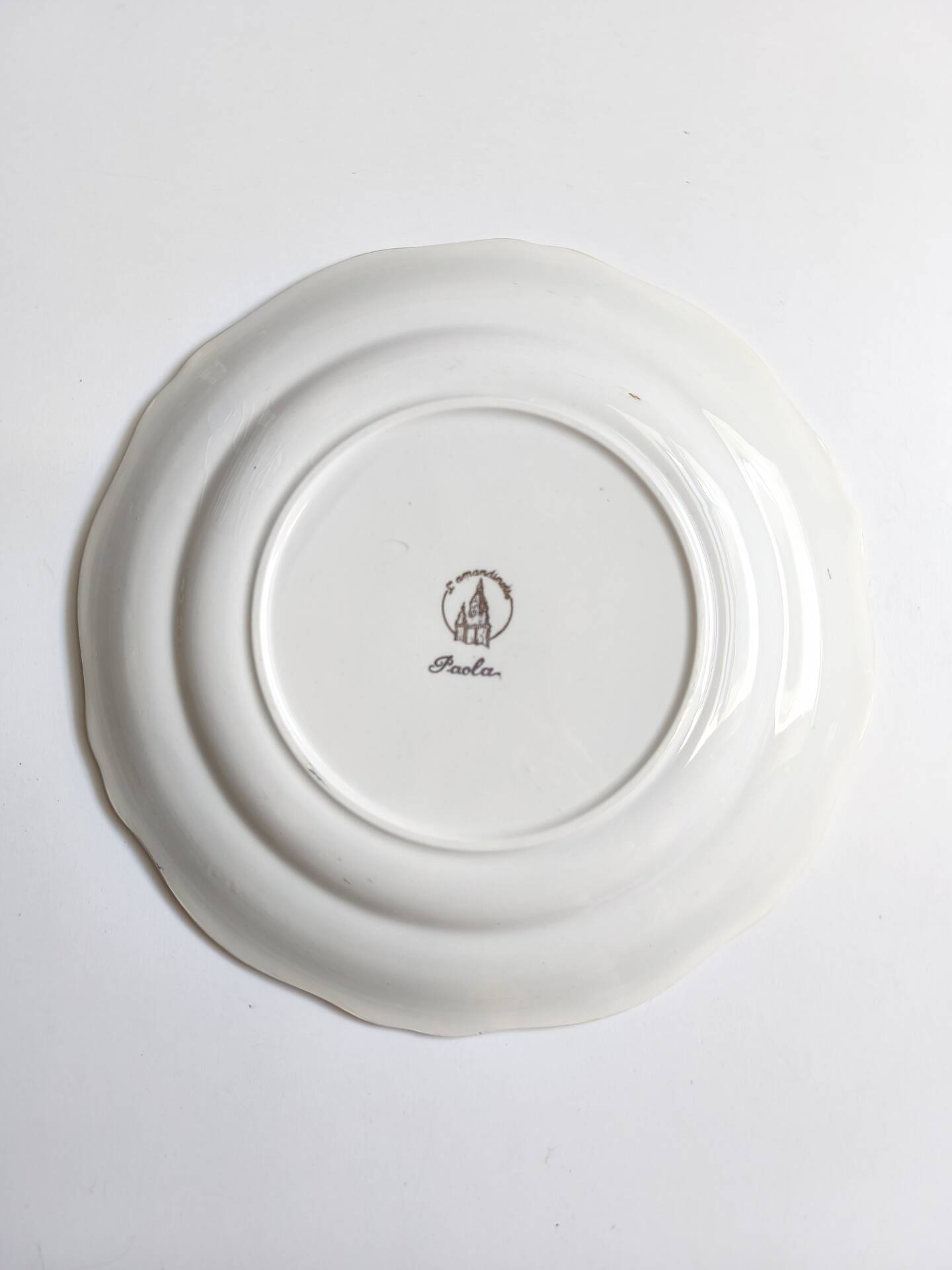 Round vintage plate L'Amandinoise model Paola cream and white flowers