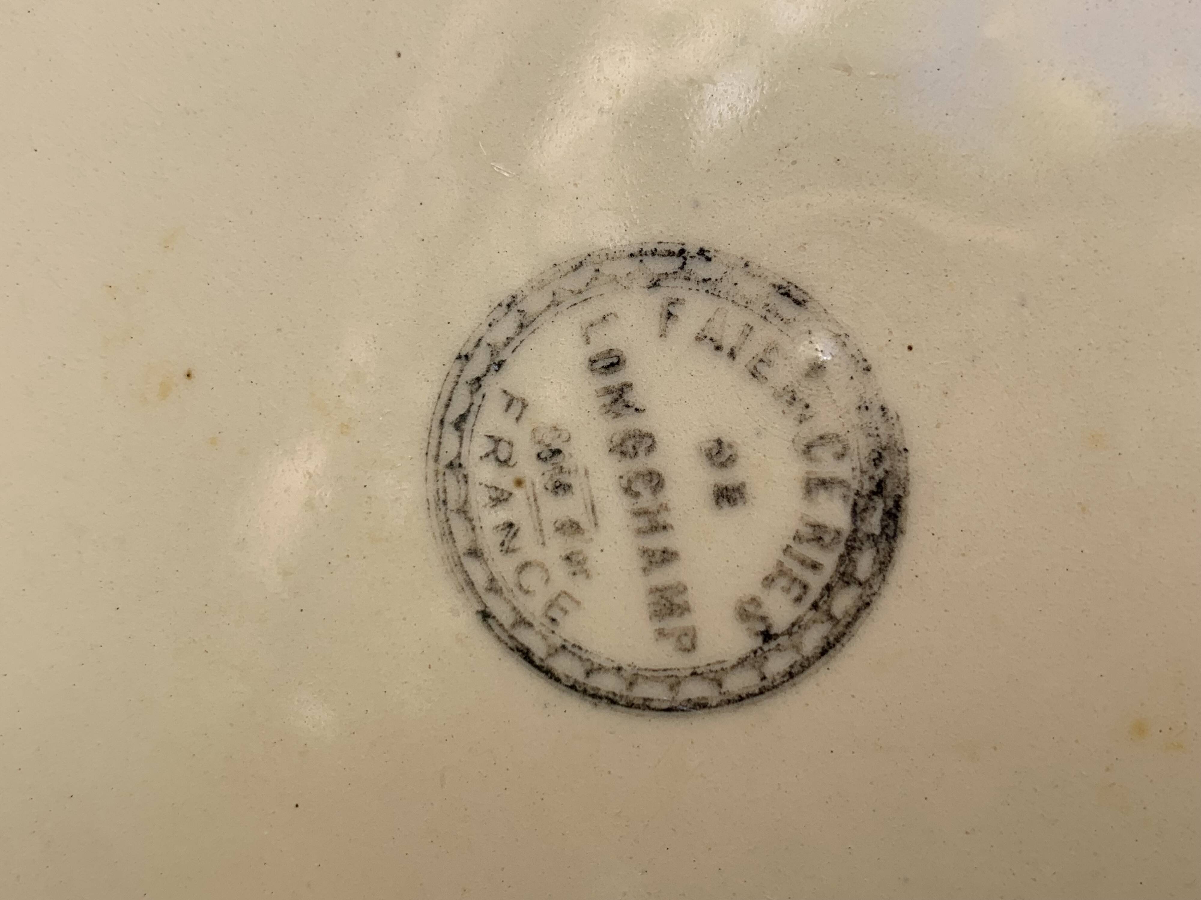 Plat creux, faïencerie de longchamp france, en ceramique emaillee, barbotine, écrue, ancien