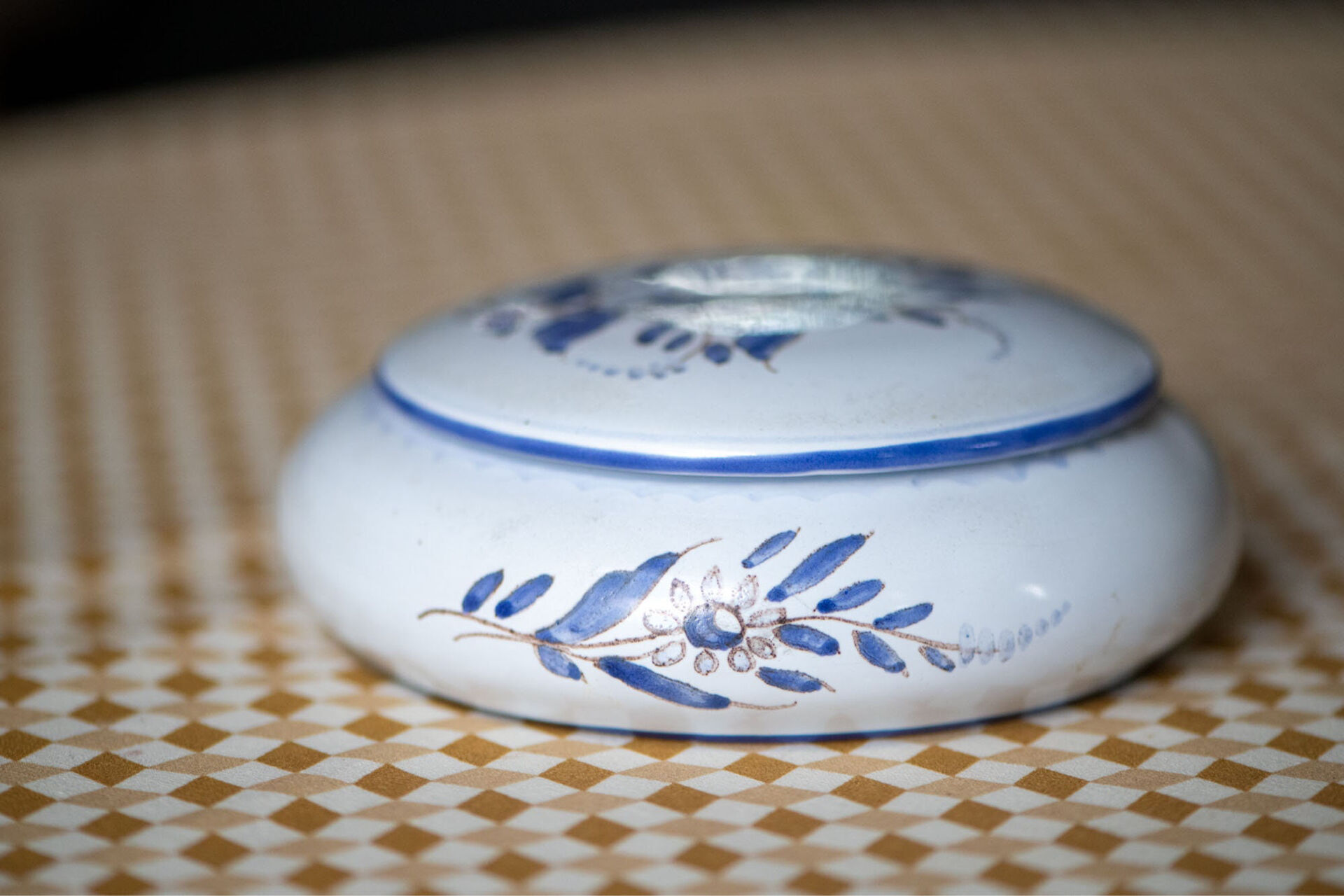 Nevers faience bonbonnière - Atelier C. Girande