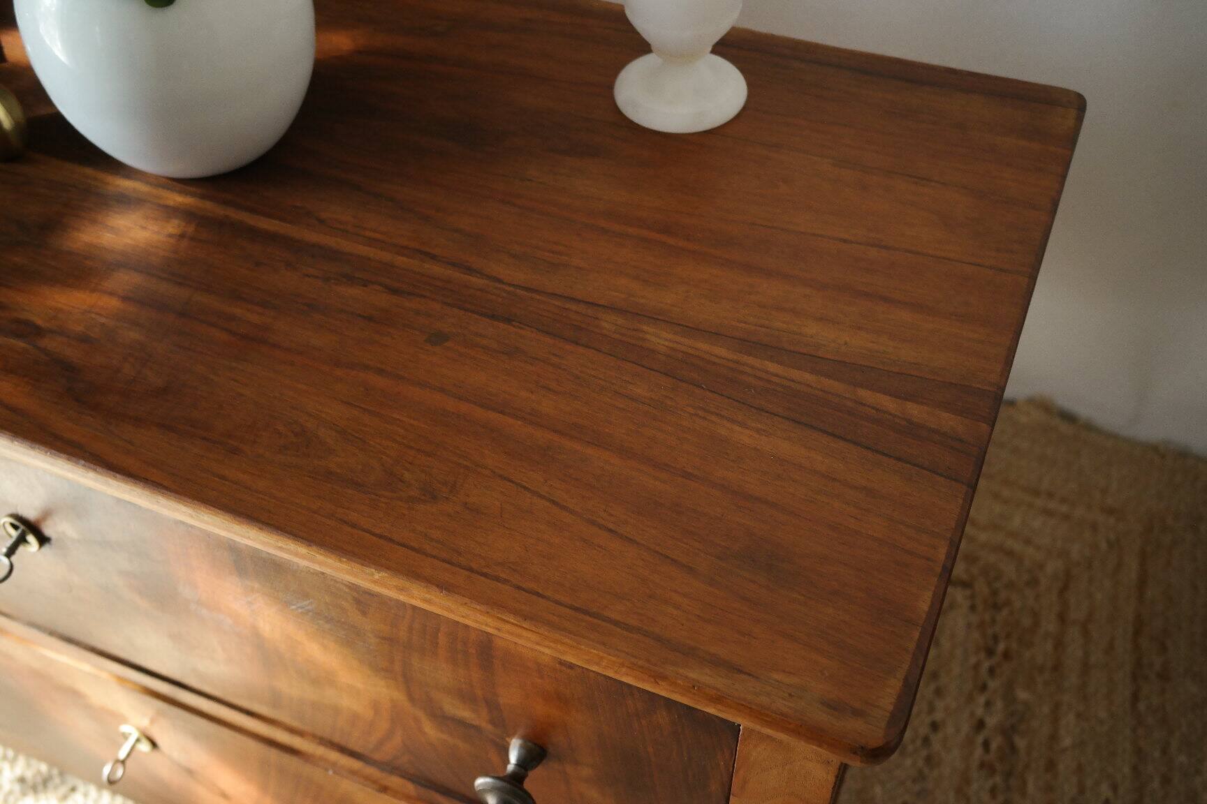 Commode basse en noyer, XXème