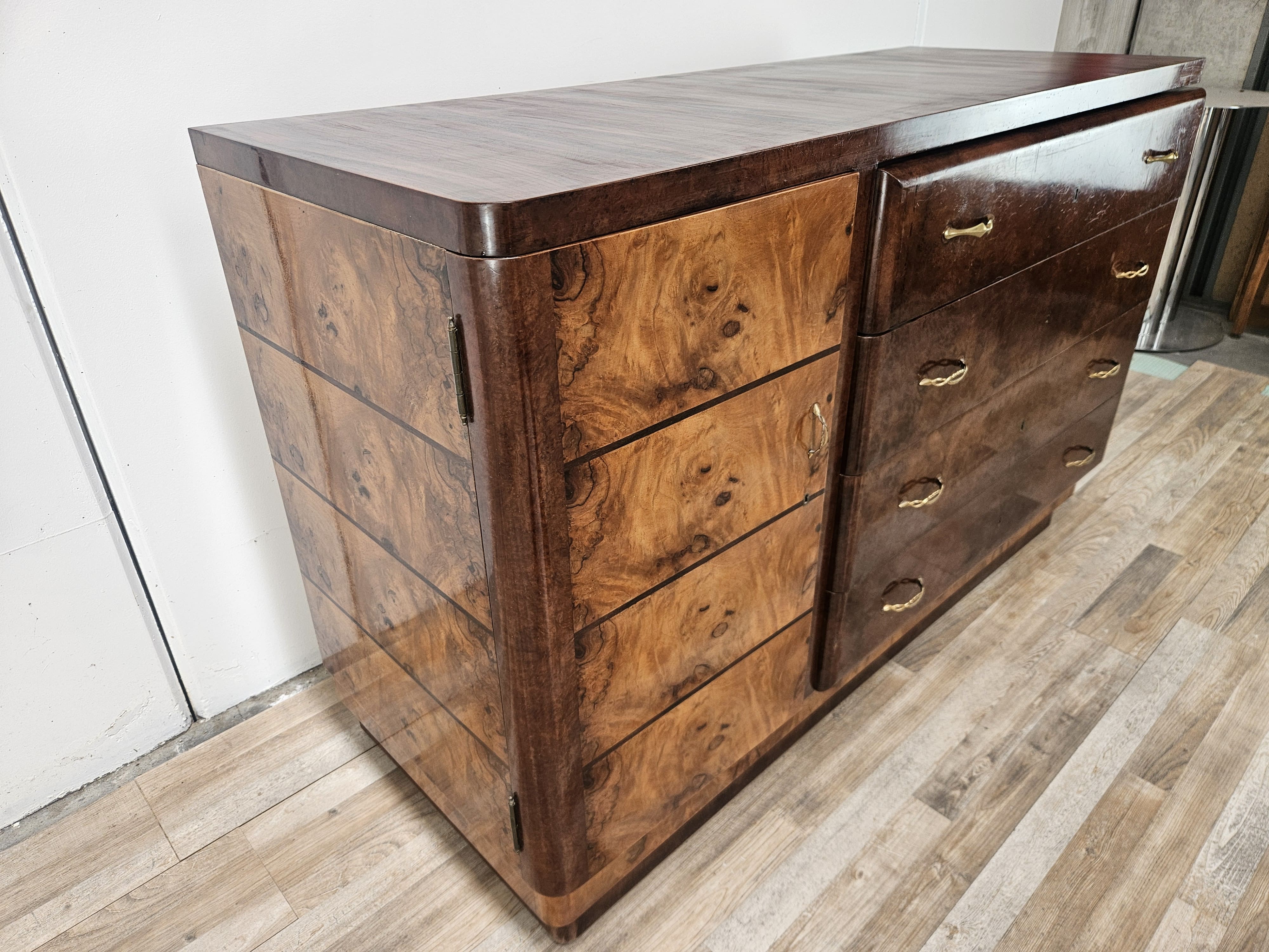 1940s Art Decò sideboard in walnut and blond walnut