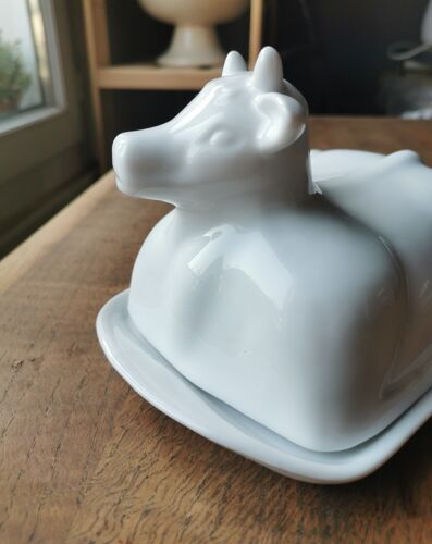 Beurrier en céramique blanche en forme de vache