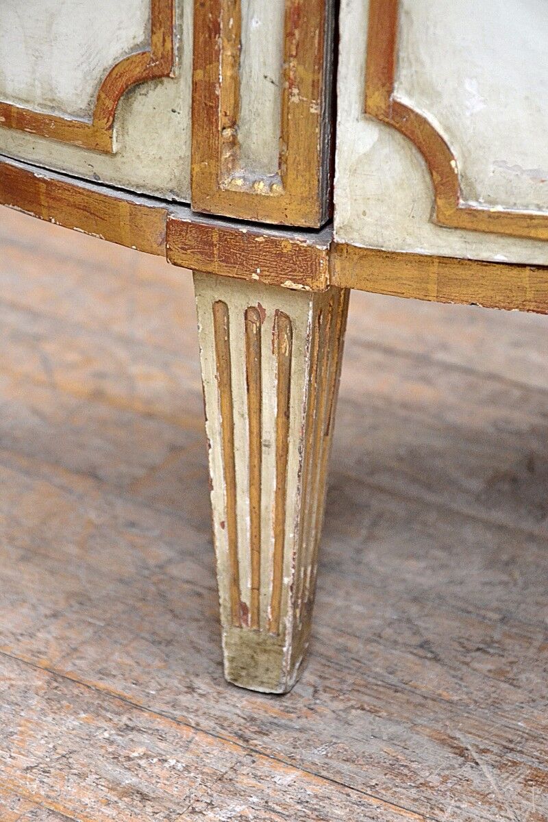 Paire de cabinets  italiens demi-lune