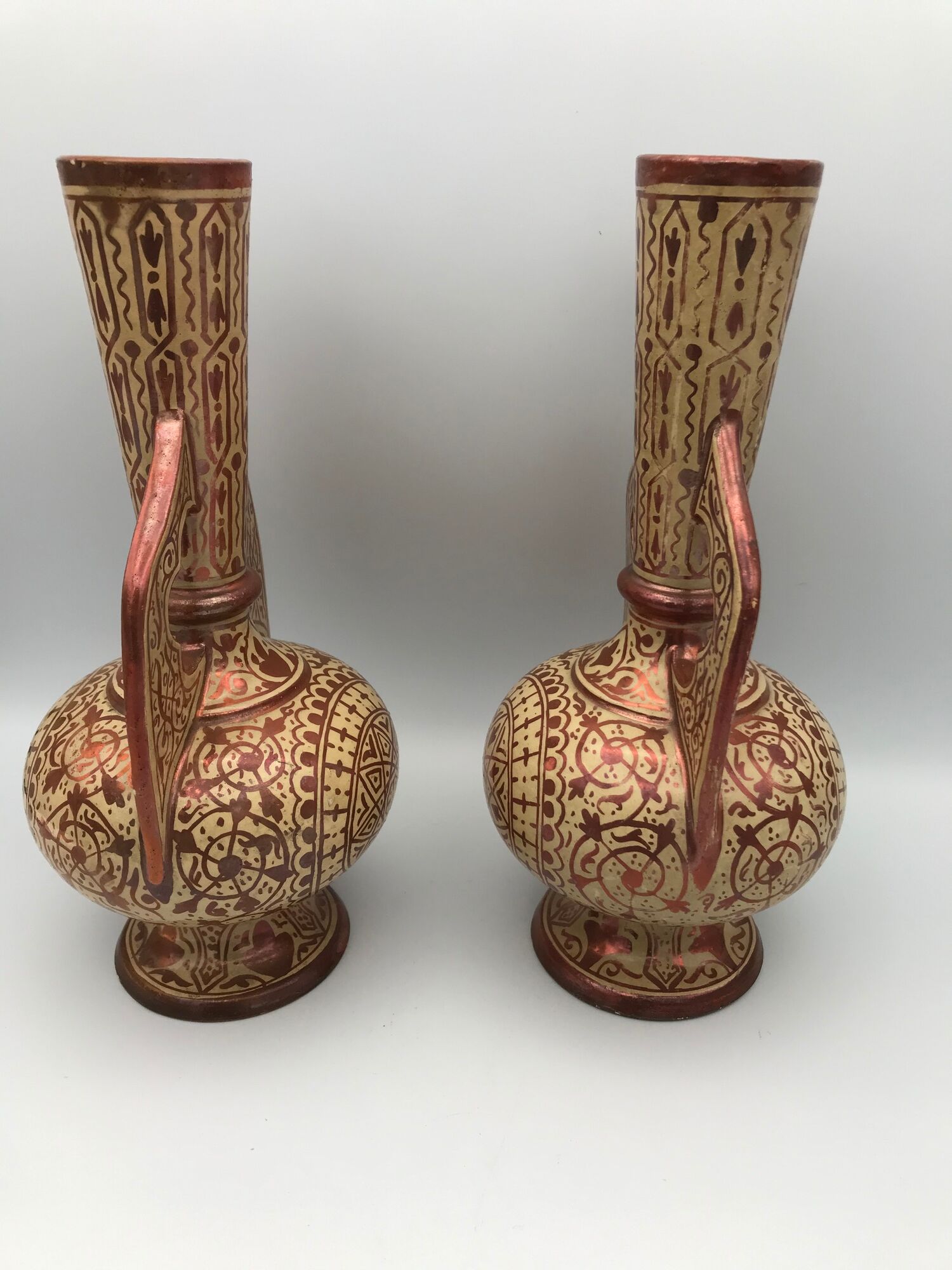 Pair of vases in faïence hispano mauresque decoration arabasques irise reflections metal