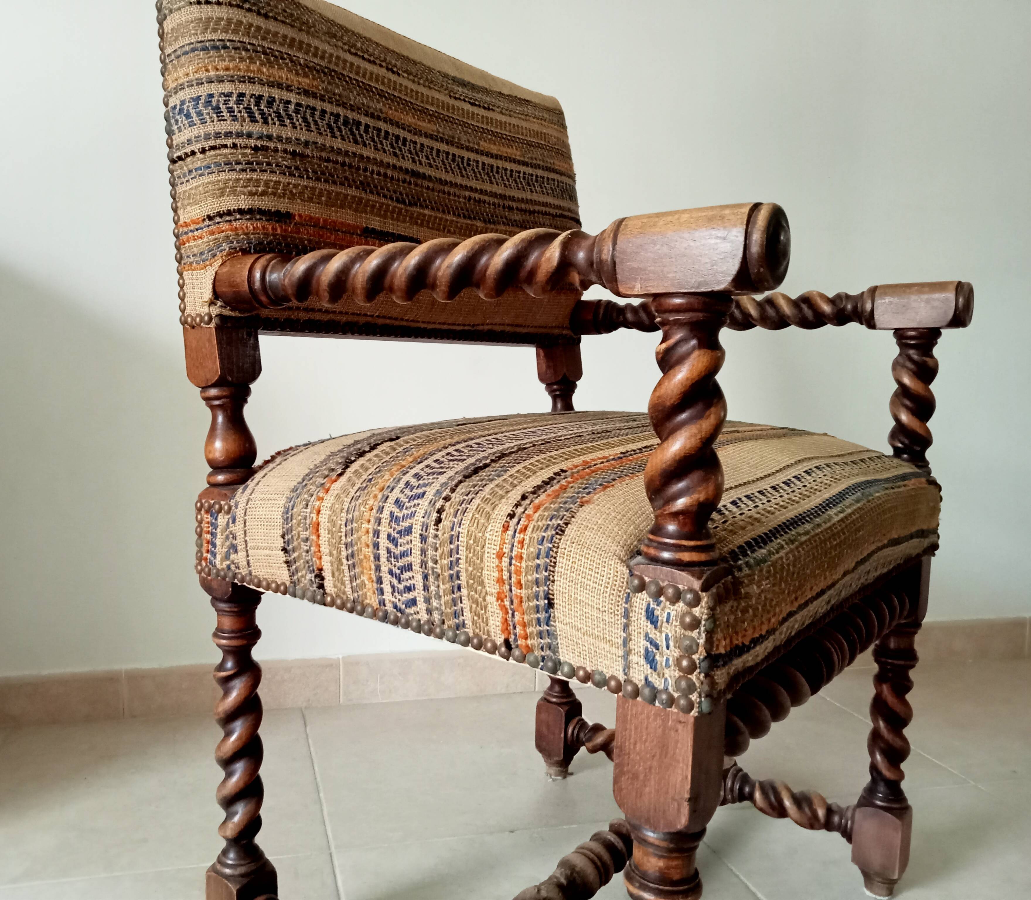 Ancien fauteuil "caqueteuse" de style Louis XIII