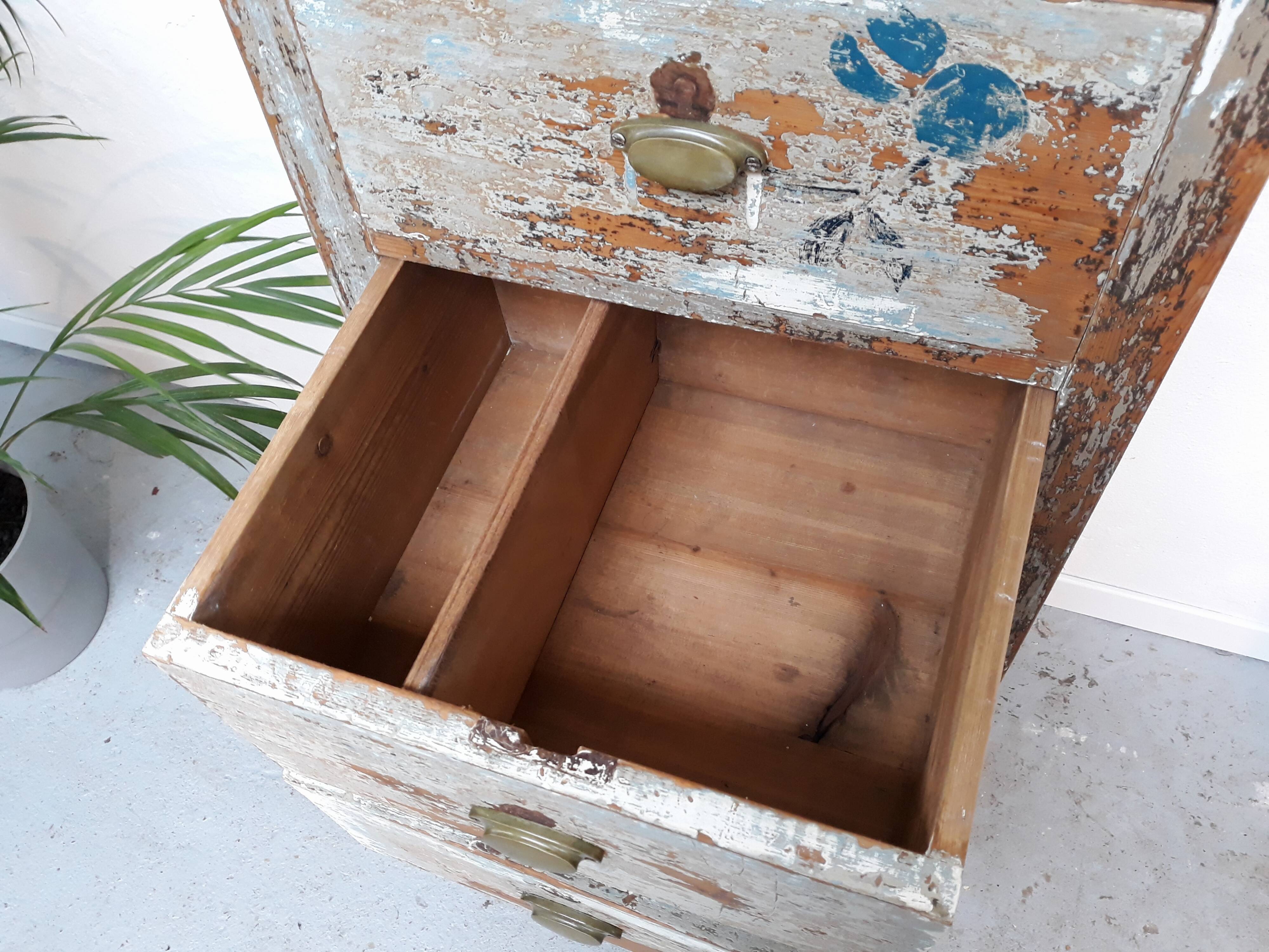 Furniture of trade with rag-to-ceiling drawers