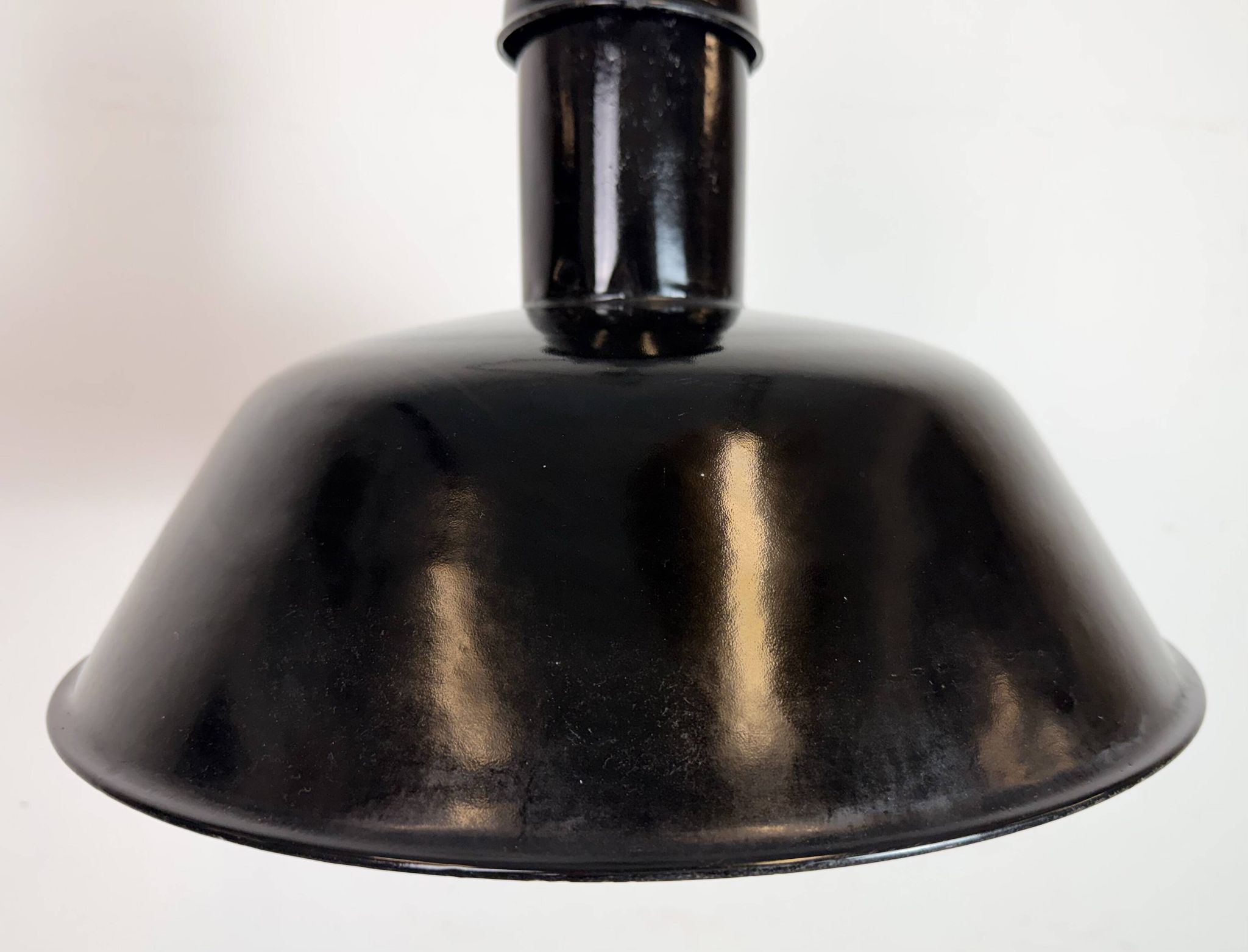 Lampe suspendue industrielle en émail noir de AEG, années 1930