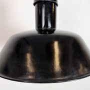 Lampe suspendue industrielle en émail noir de AEG, années 1930