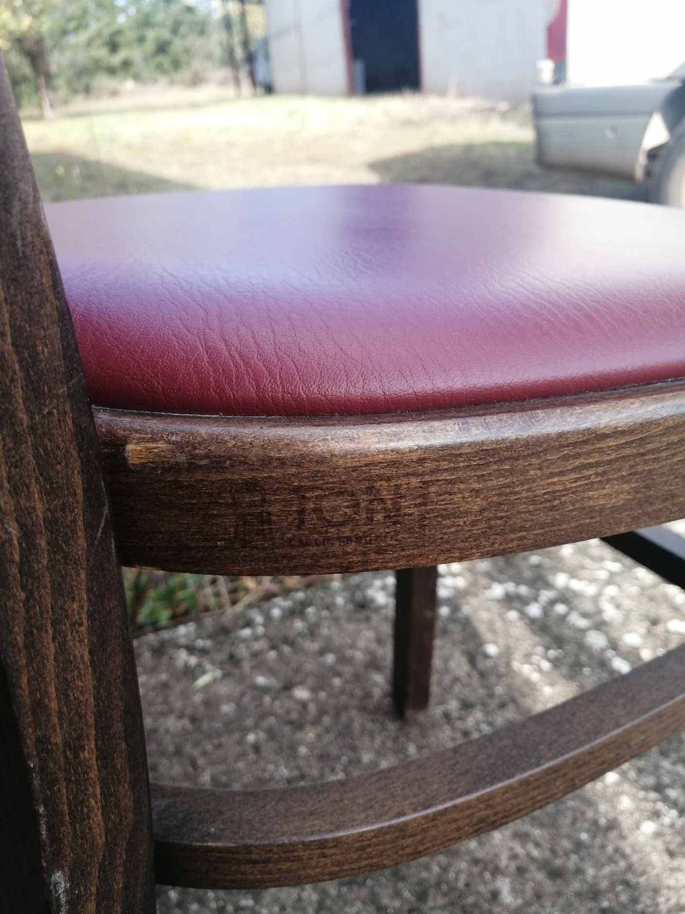 Lot de 4 chaises bistrot TON en bois courbé et assises en skaï rouge vintage.