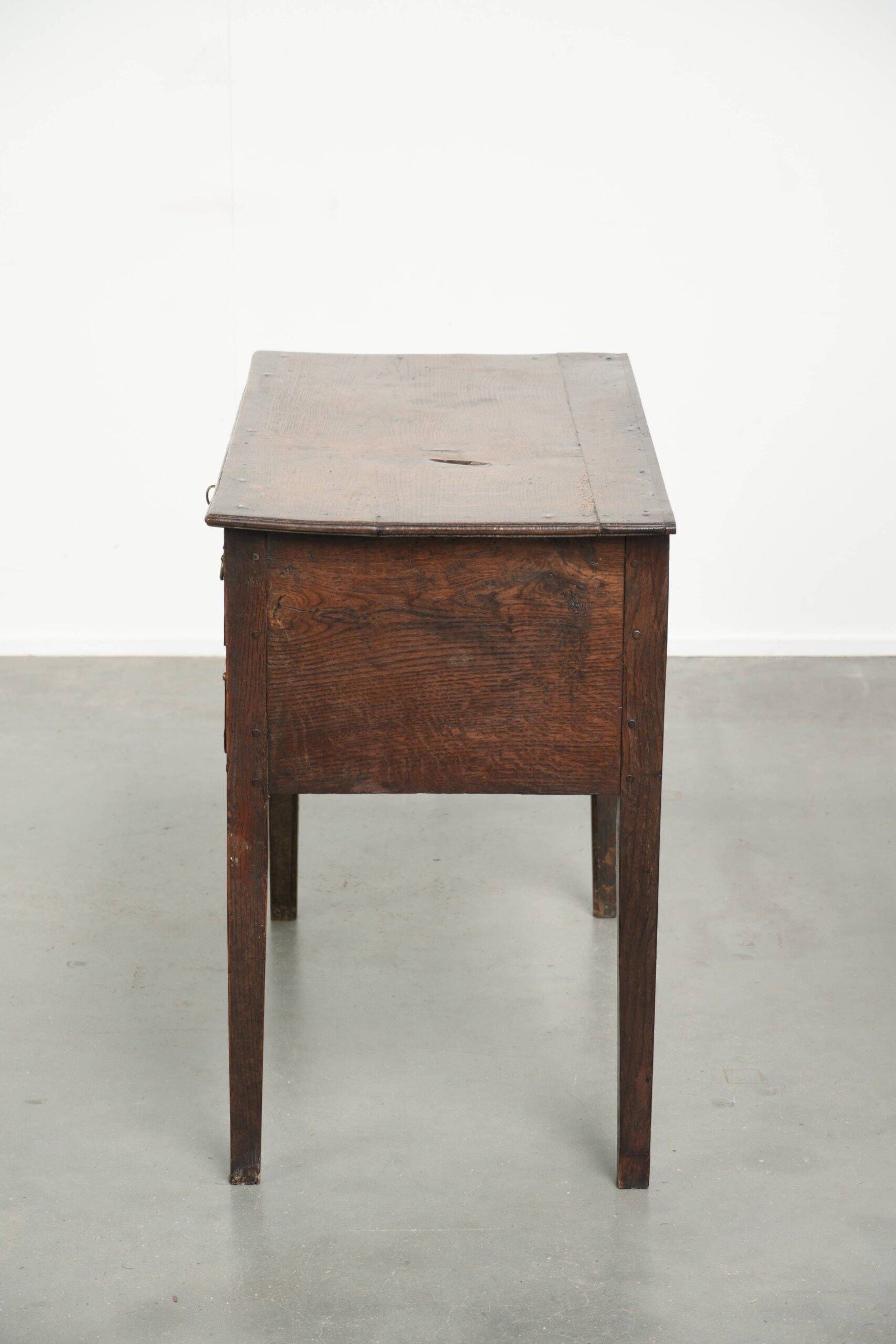 Table basse anglaise antique de style lowboy du XVIIIe siècle en chêne.