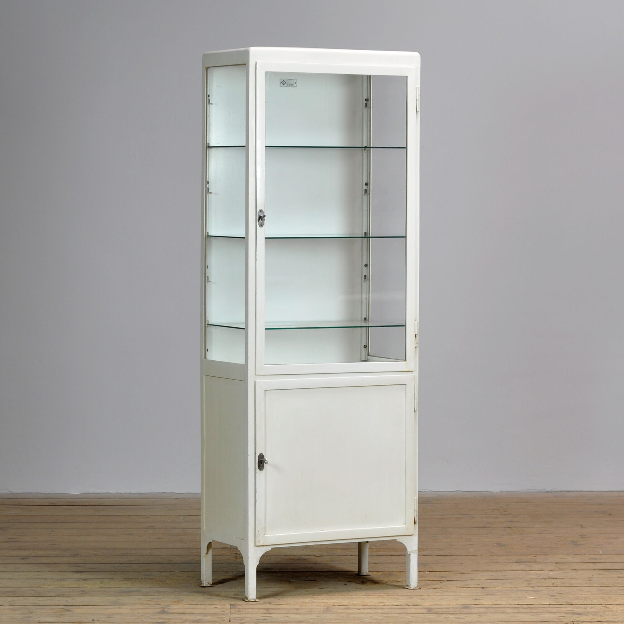 Cabinet médical vintage, années 1970