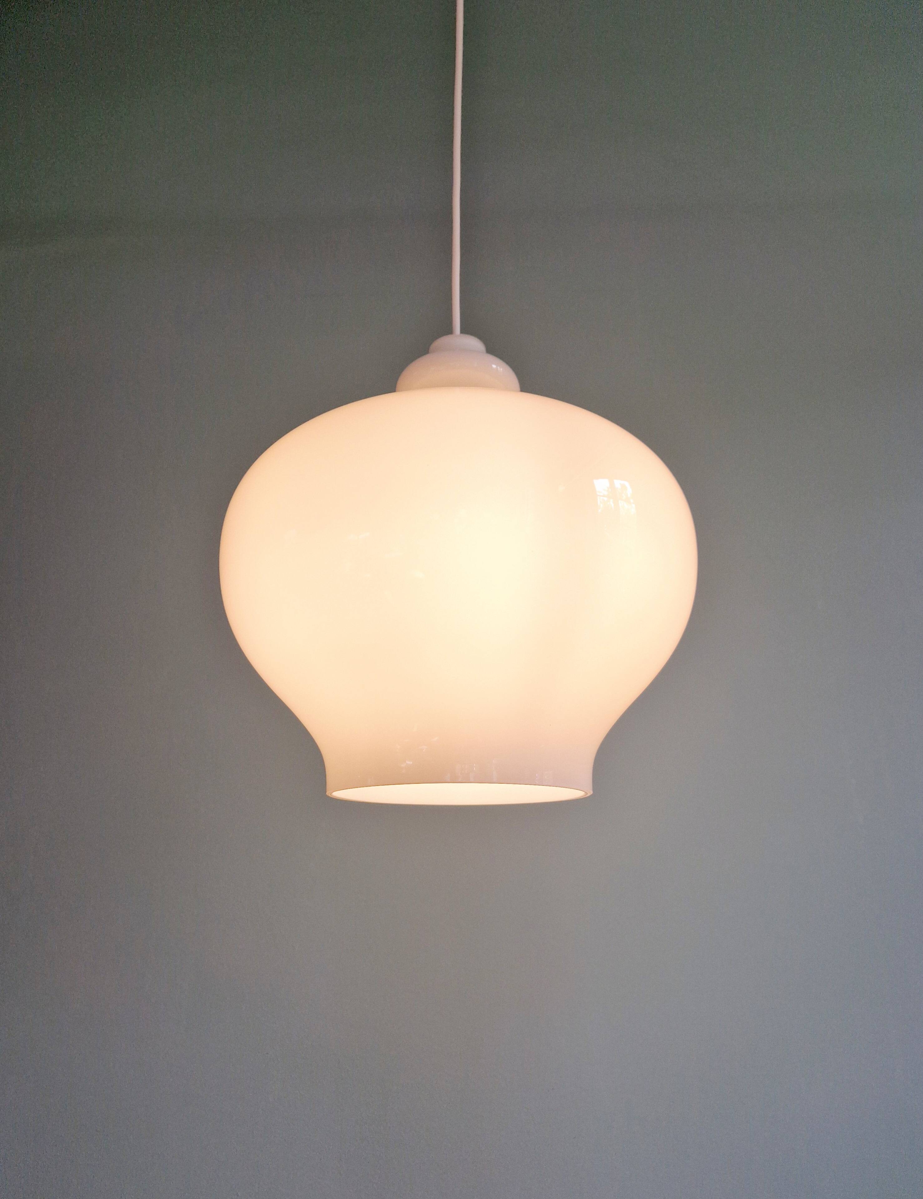 Suspension scandinave en opaline blanche, H.A. Jakobsson, 1960