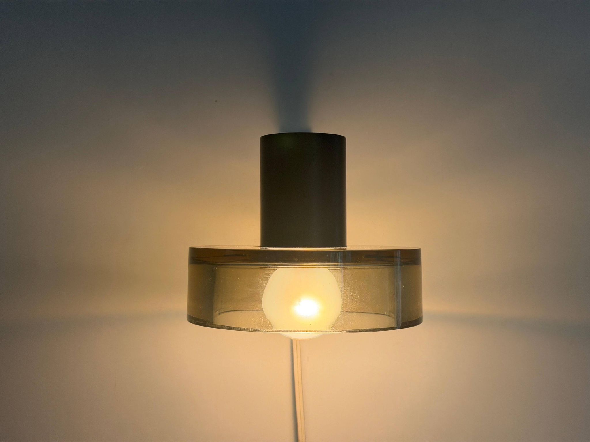 Simple wall light in glass and yellow-brown metal by Seguso, 1950s, Italy.