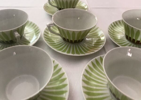 Service porcelaine à thé ou café vintage, aluminite Frugier, décor herbe stylisée