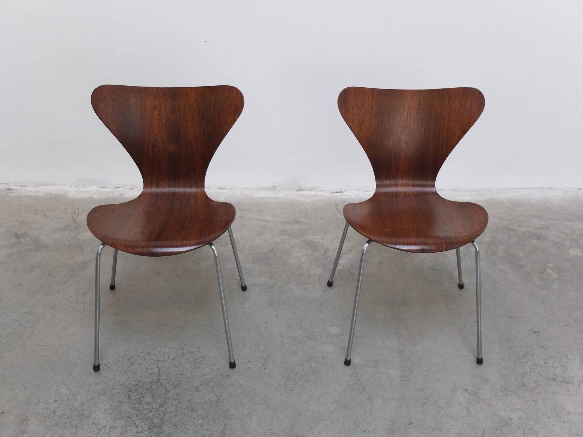 Pair of 'Series 7' chairs in rosewood by Arne Jacobsen for Fritz Hansen, 1955