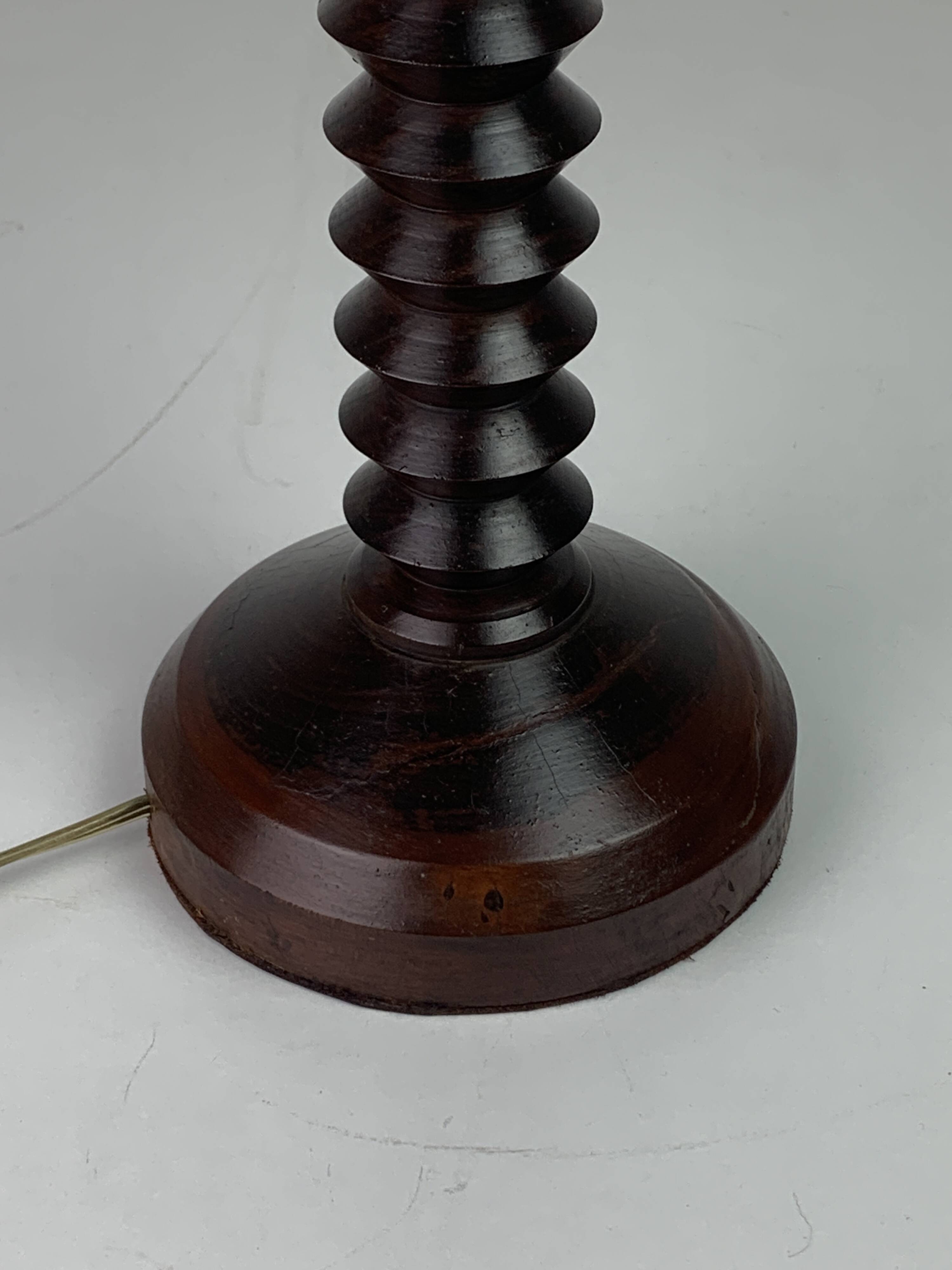 Lampe de table française en bois tourné dans le style de Charles Dudouyt, années 1950