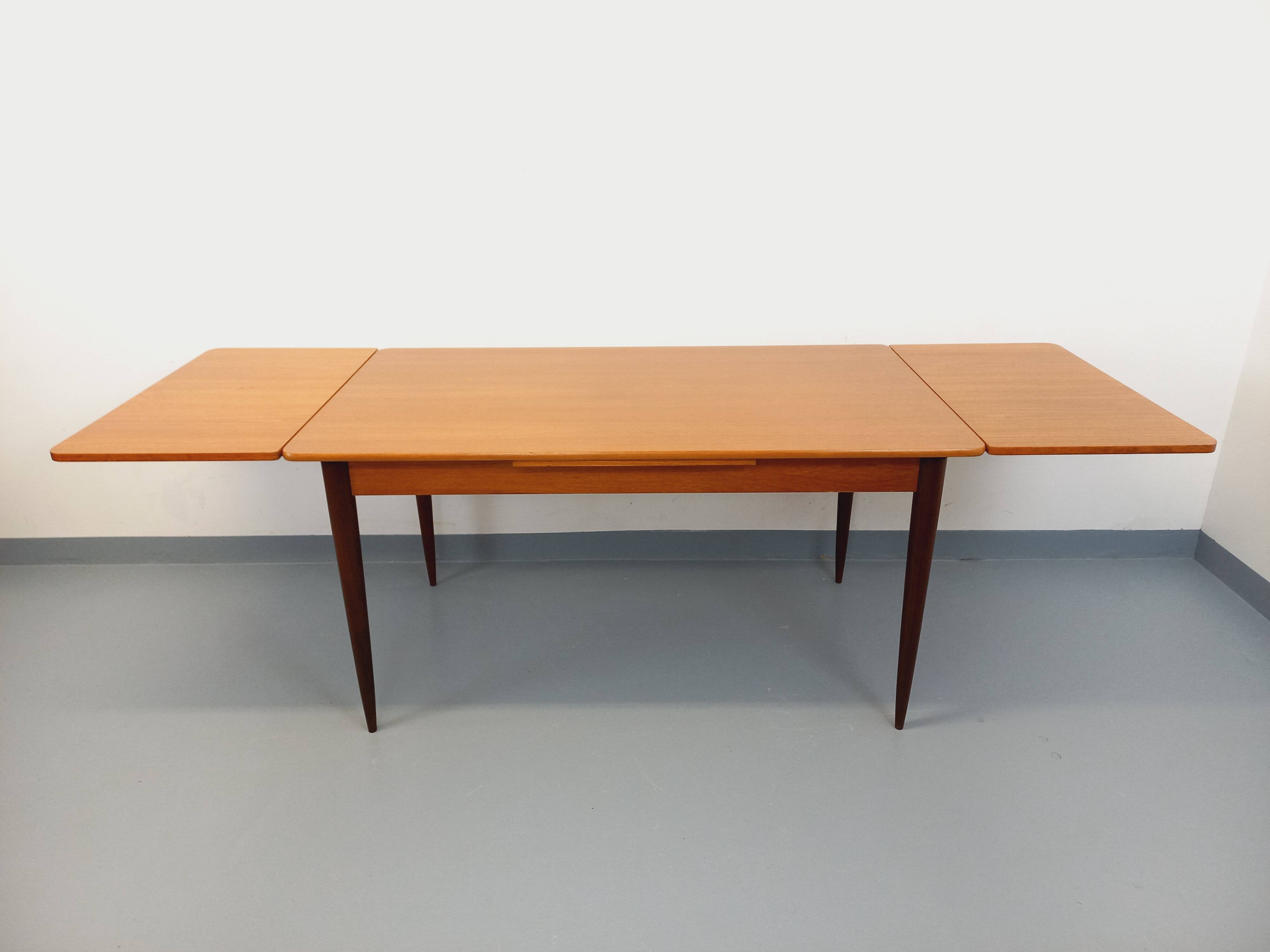 Table à manger rectangulaire style scandinave vintage des années 50 60 teck