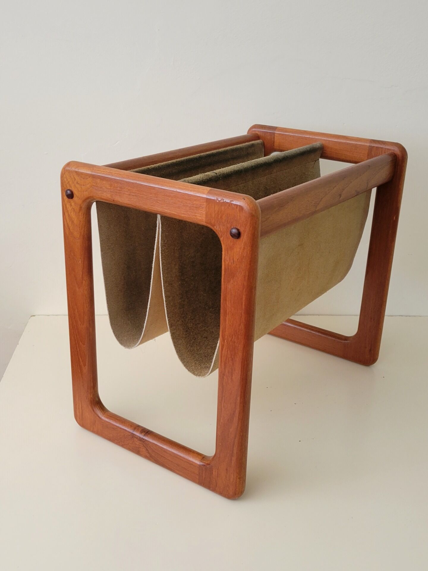 Vildbjerg magazine rack, Danish Mid Century Modern magazine rack in teak and suede