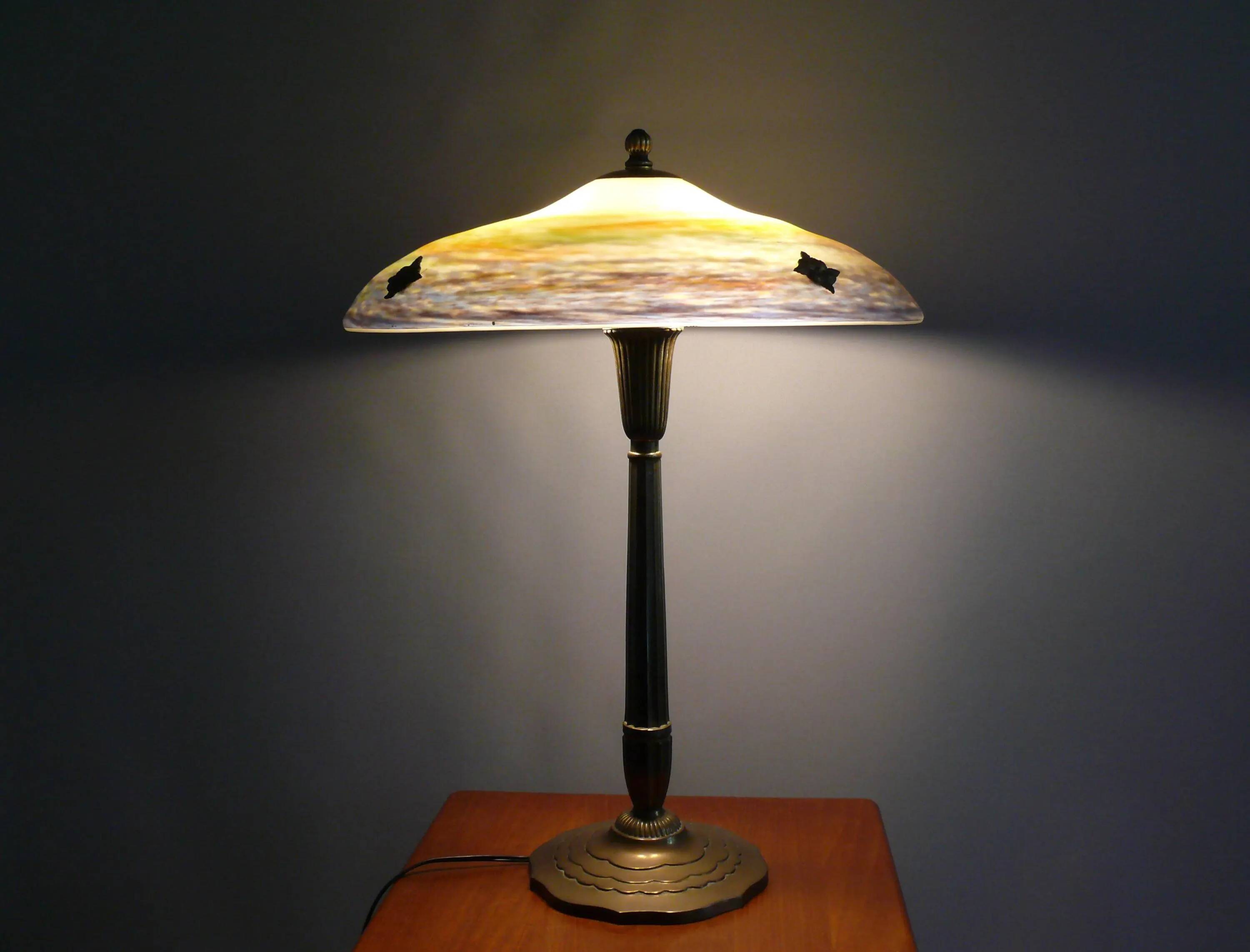 Lampe de table Muller Frères, France, avec pied en laiton et abat-jour en pâte de verre, style Art déco vers 1930