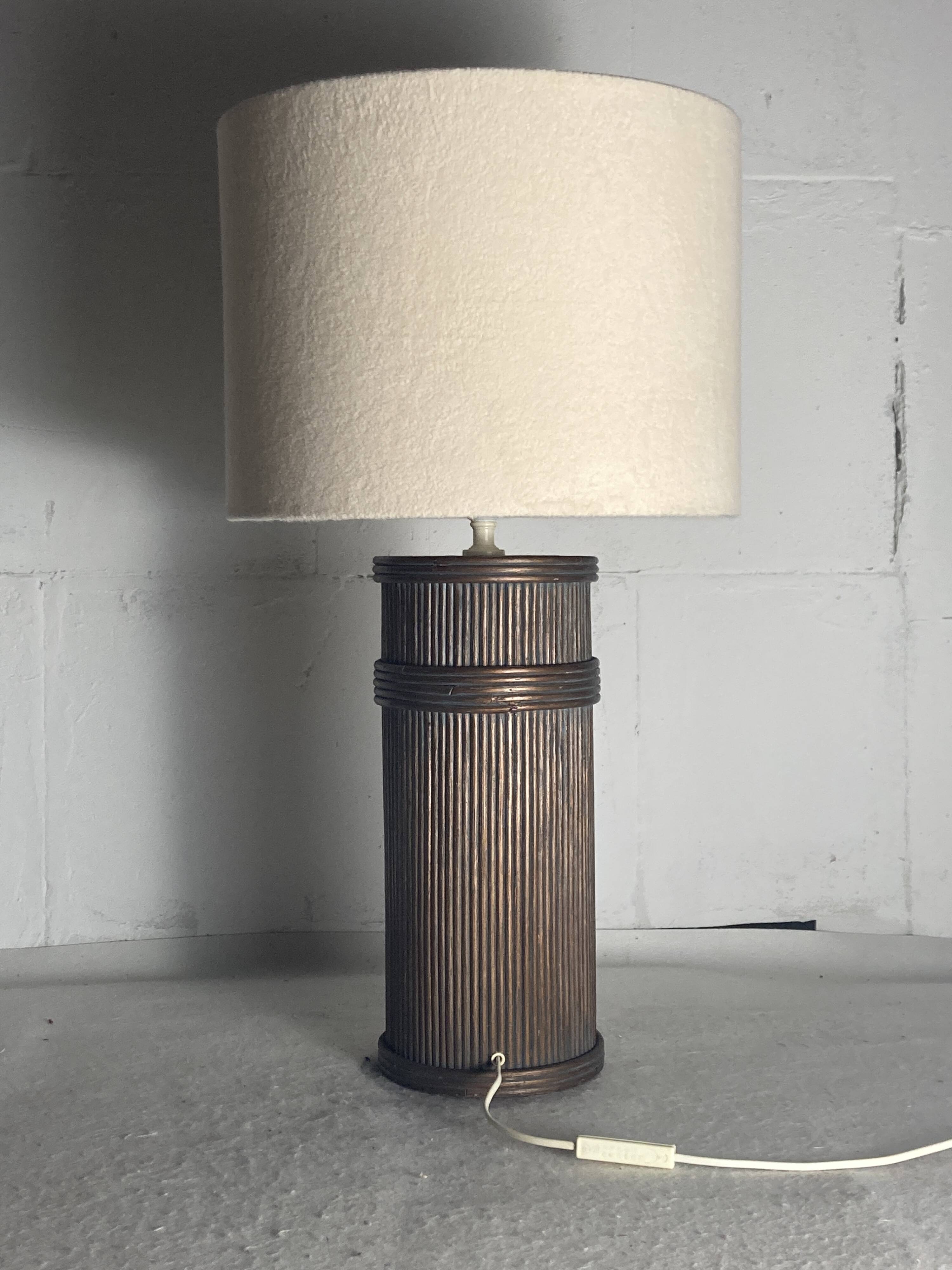 Grande lampe de table pilier en bambou et rotin en roseau, abat-jour bouclé, Italie années 1970