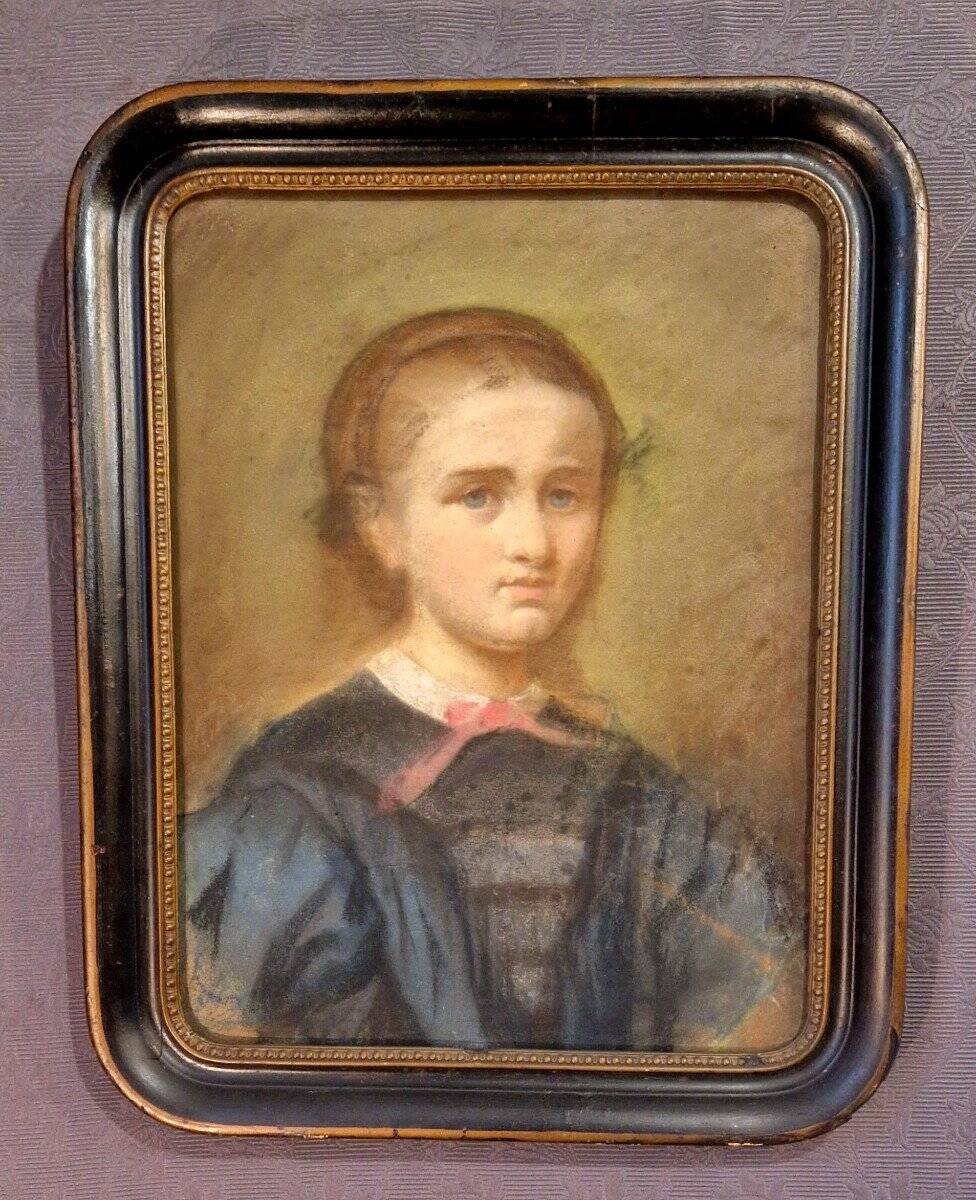 Portrait of a young woman from the Napoleonic III era.