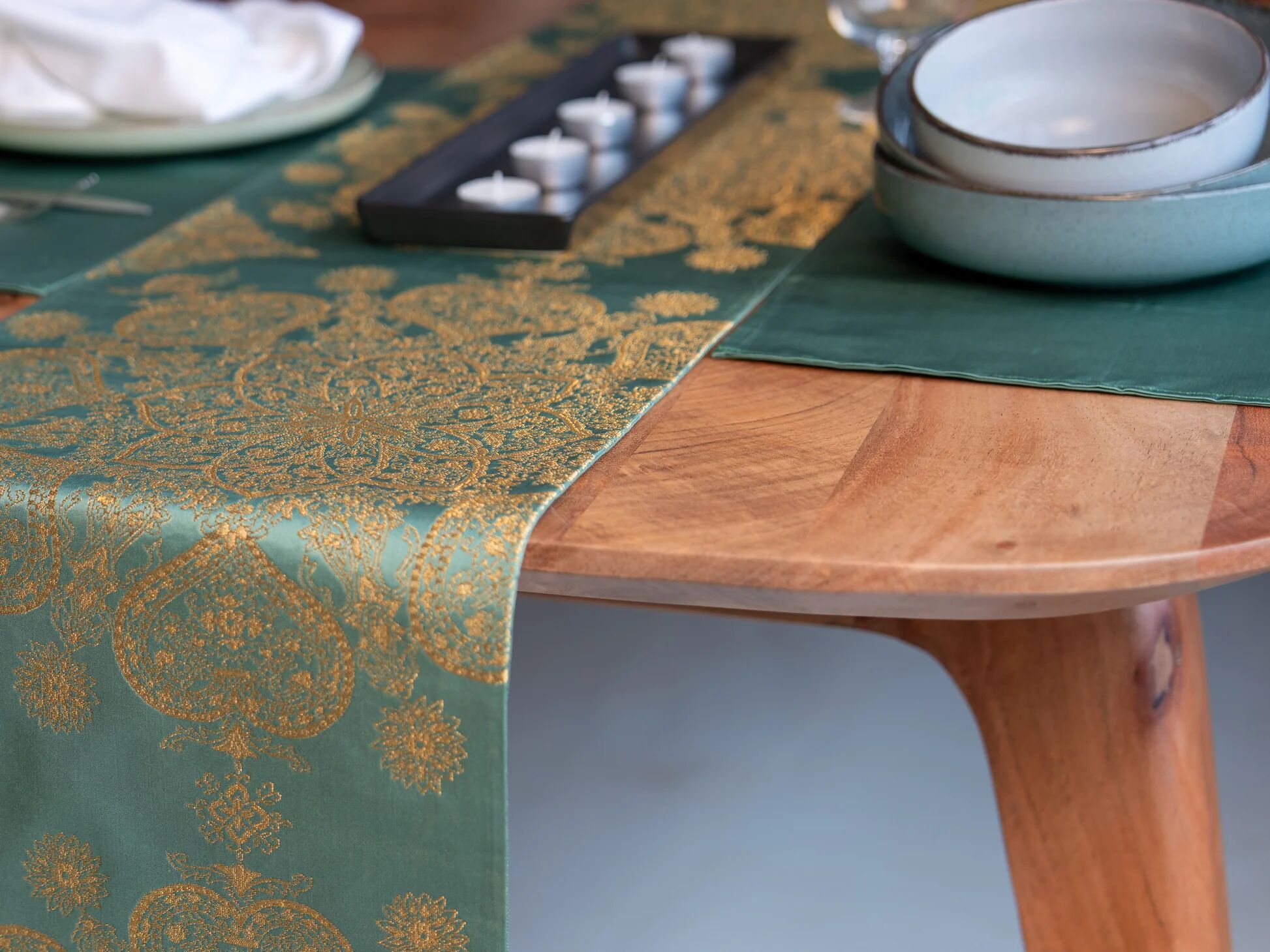 Chemin de table en soie jade doré vert karakusa