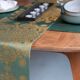 Chemin de table en soie jade doré vert karakusa