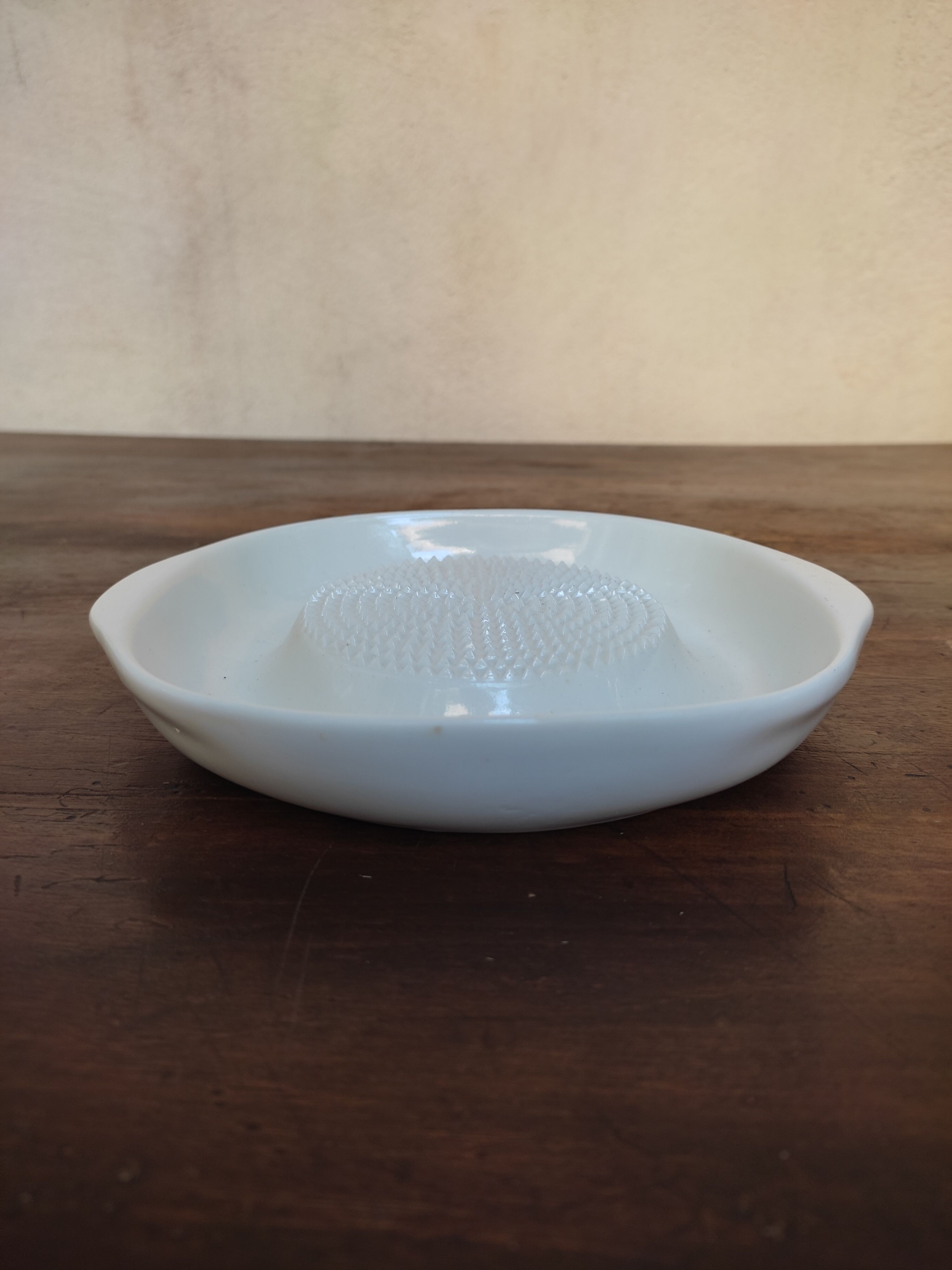 Porcelain garlic scraper